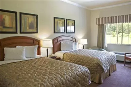 Bedroom, Bed in Best Western Inn & Suites Cleveland