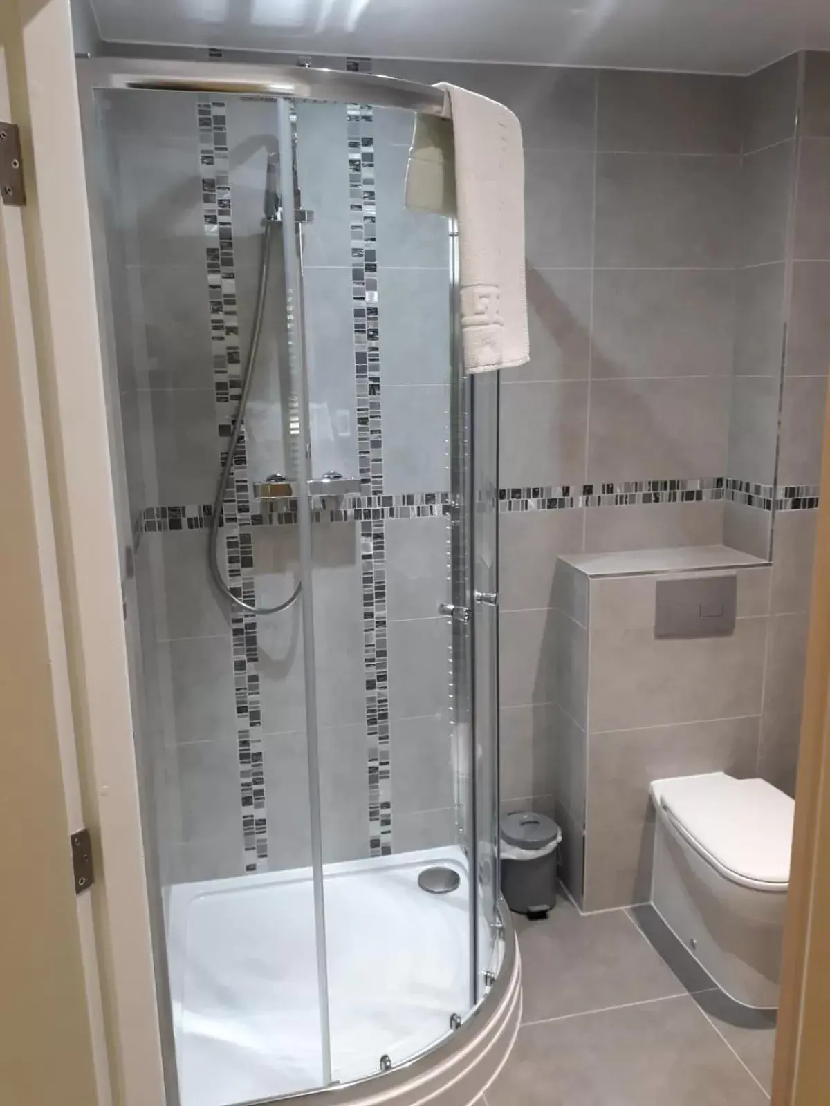 Shower, Bathroom in The Avenue Hotel Ltd