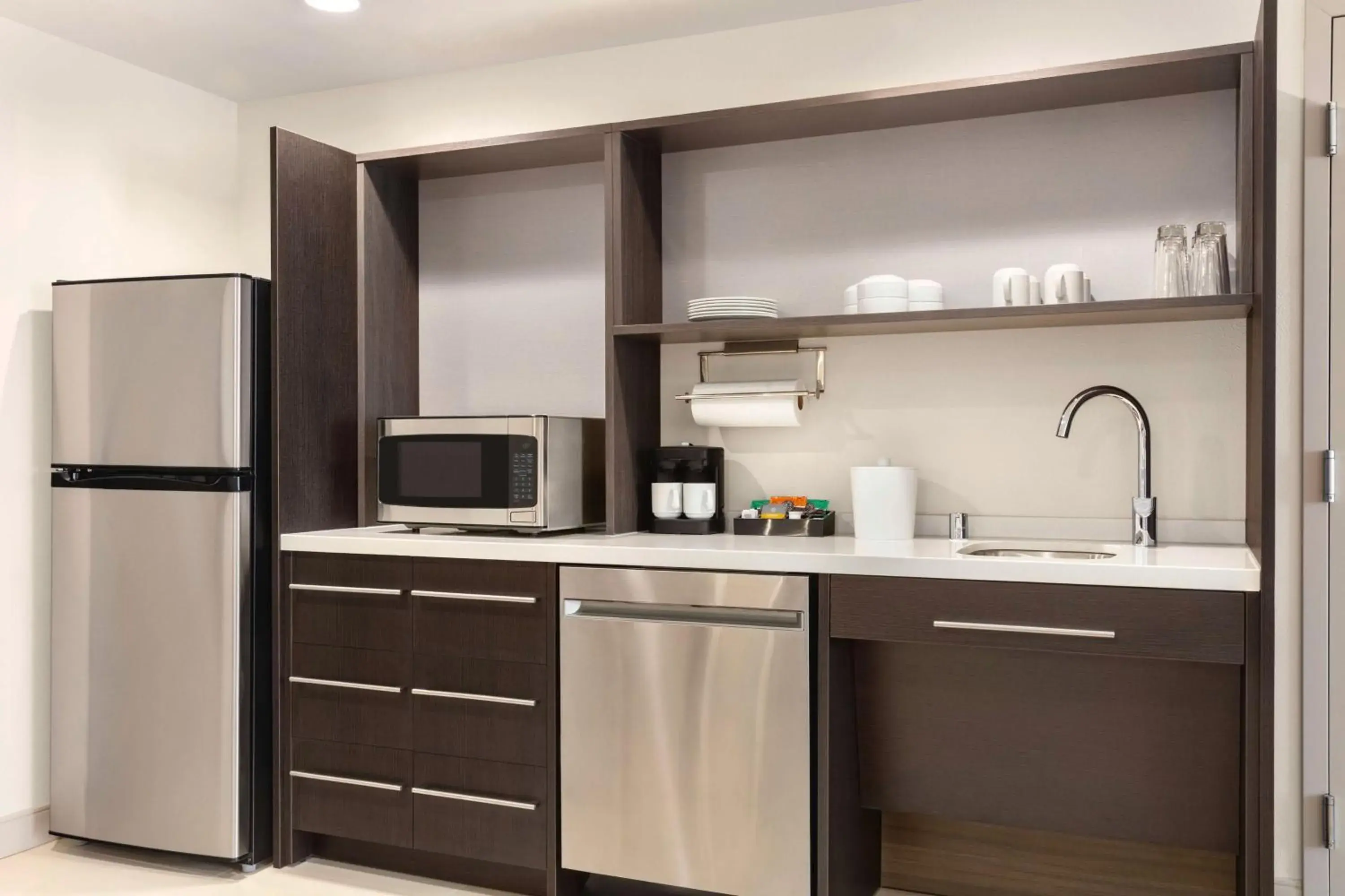 Kitchen or kitchenette, Kitchen/Kitchenette in Home2 Suites By Hilton Milwaukee West
