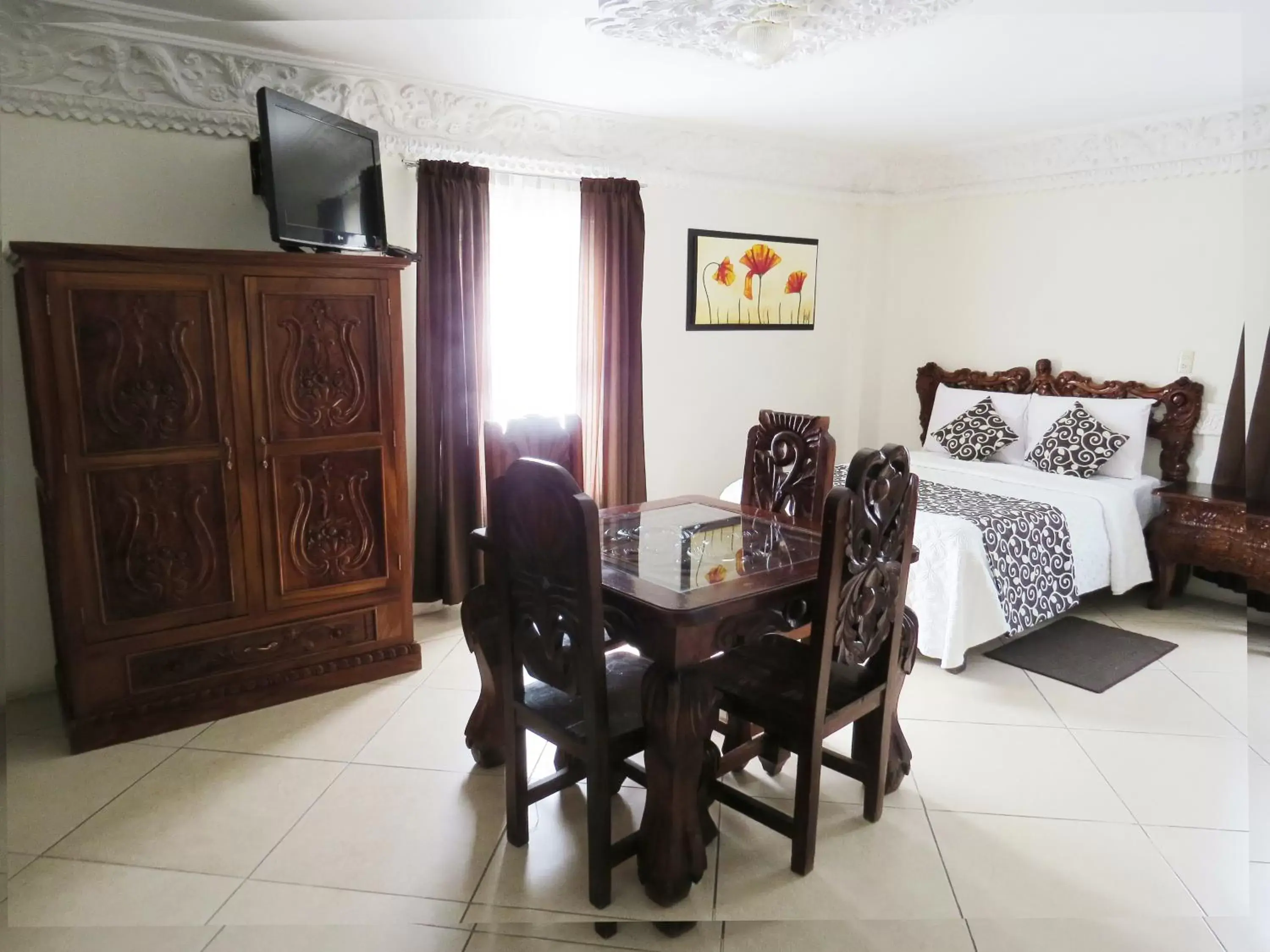 Bed, Dining Area in Hotel Royal Puebla