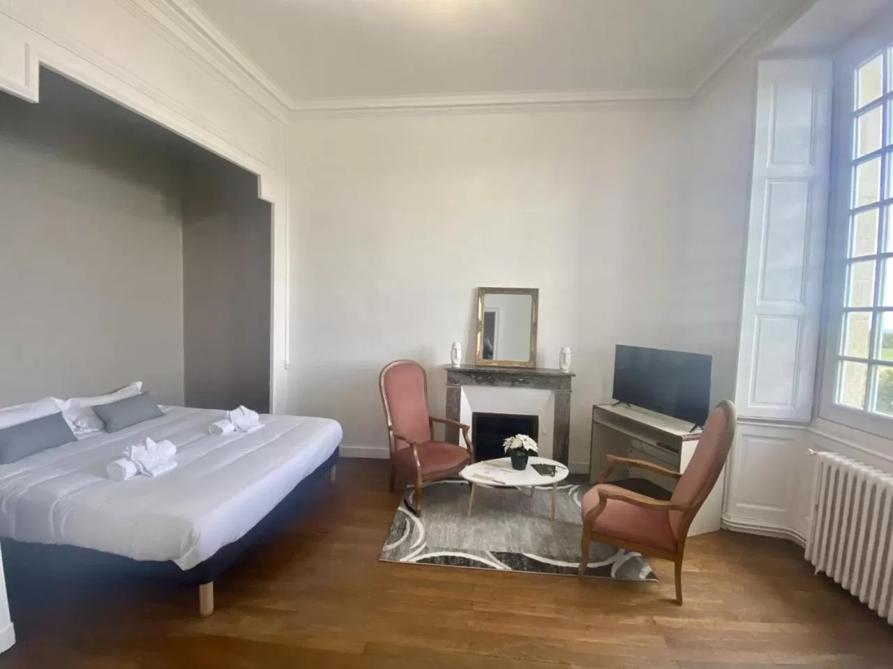 Photo of the whole room, Bed in Hôtel Particulier CHÂTEAU DES MARAIS Proximité et vue sur le Lac de Grand lieu