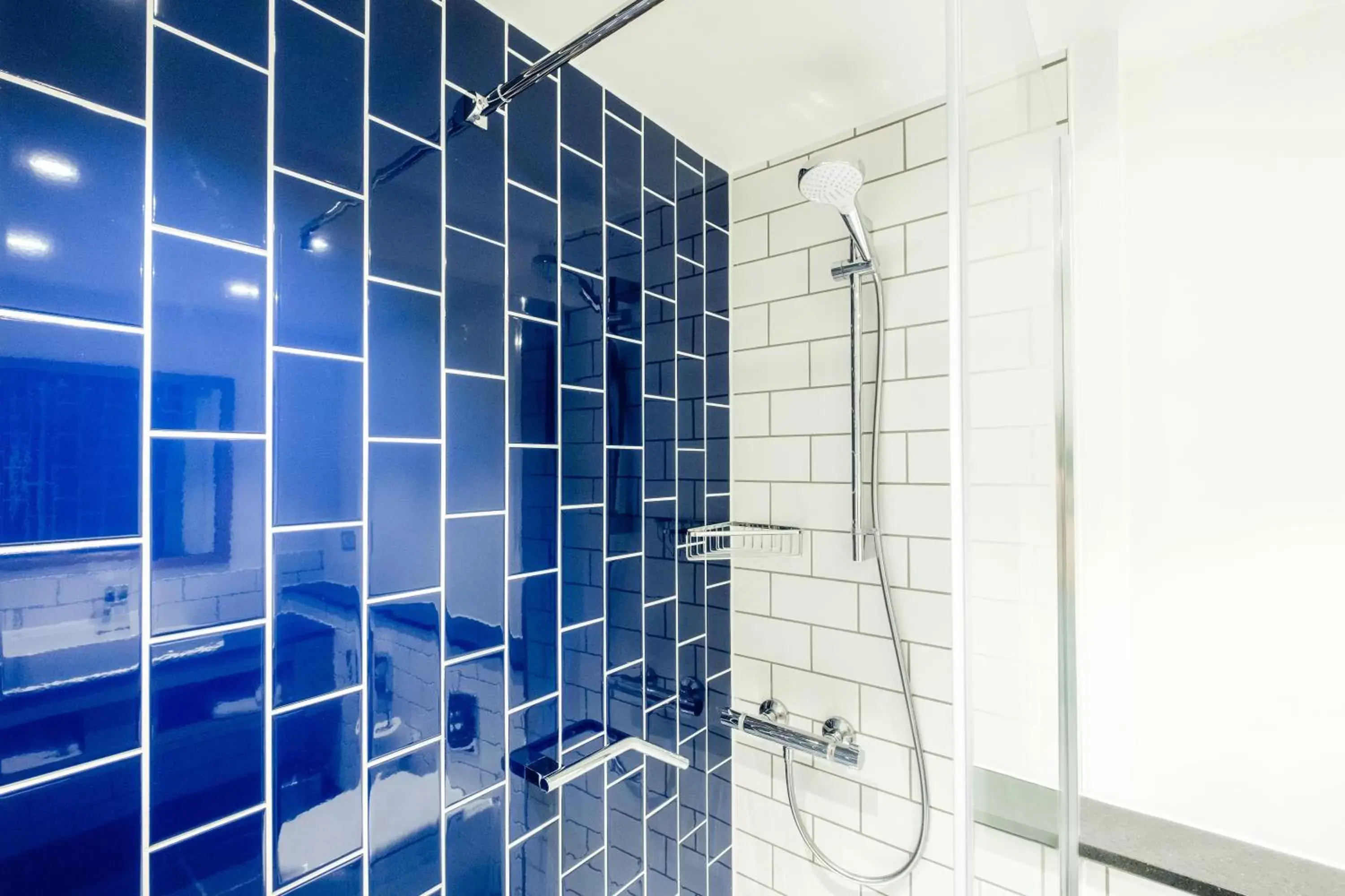 Shower, Bathroom in Holiday Inn Reading South M4 Jct 11, an IHG Hotel