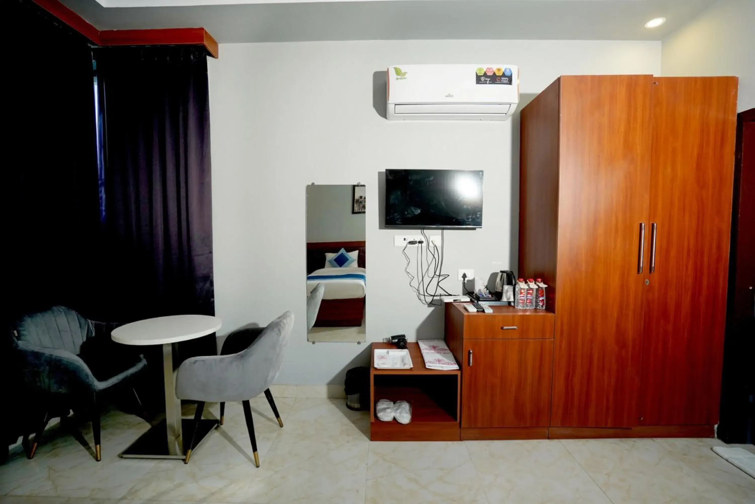 TV and multimedia, TV/Entertainment Center in ExpoMart Inn