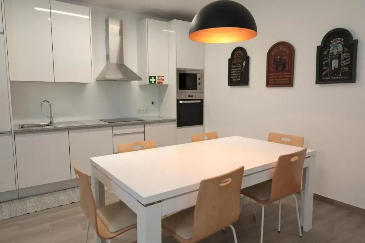 Dining area, Kitchen/Kitchenette in Coimbra Monumentais B&B