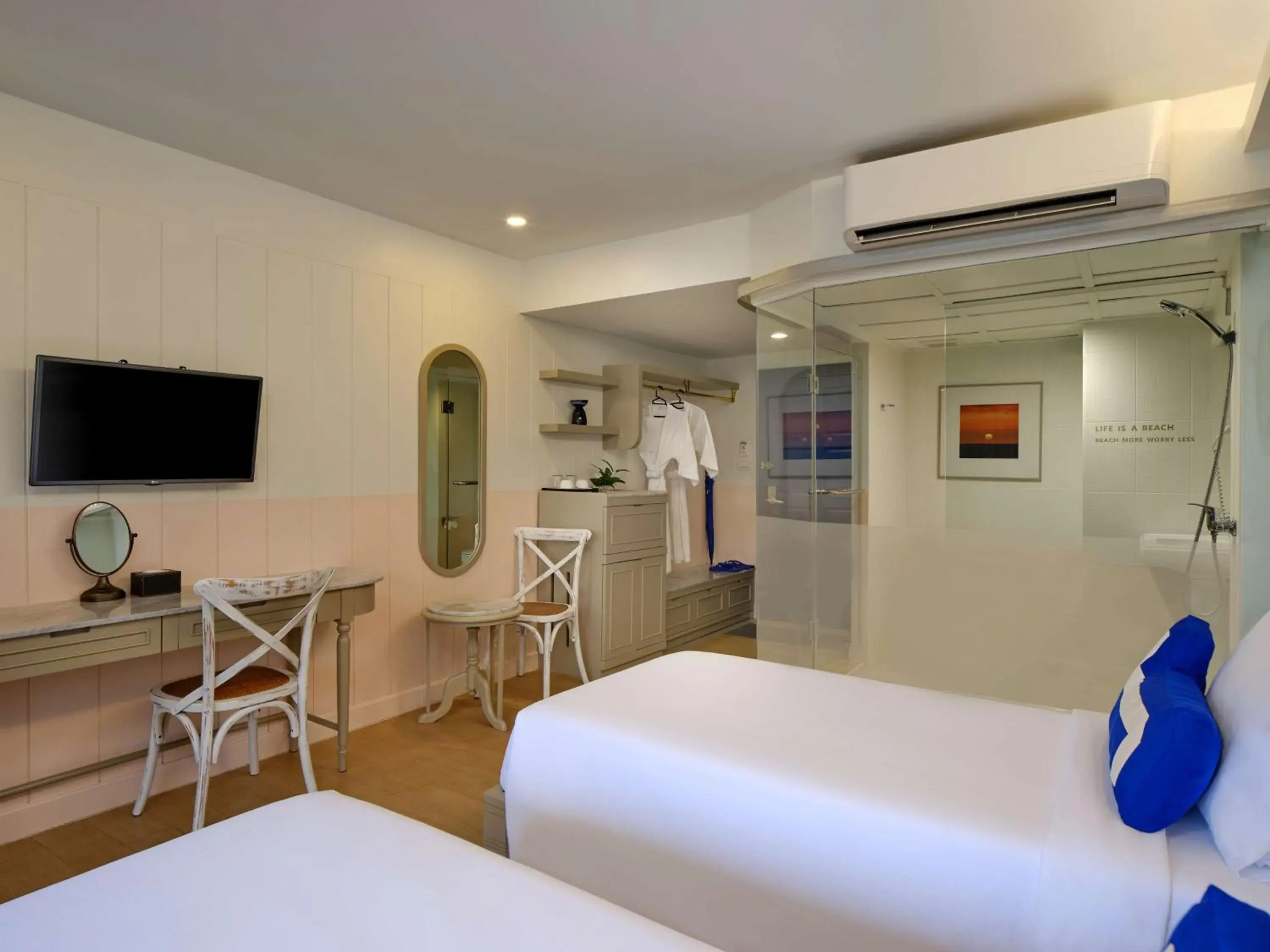 Superior Double or Twin Room with Sea view in HOMM Bliss Southbeach Patong Superior Double or Twin Room with Sea view in HOMM Bliss Southbeach Patong