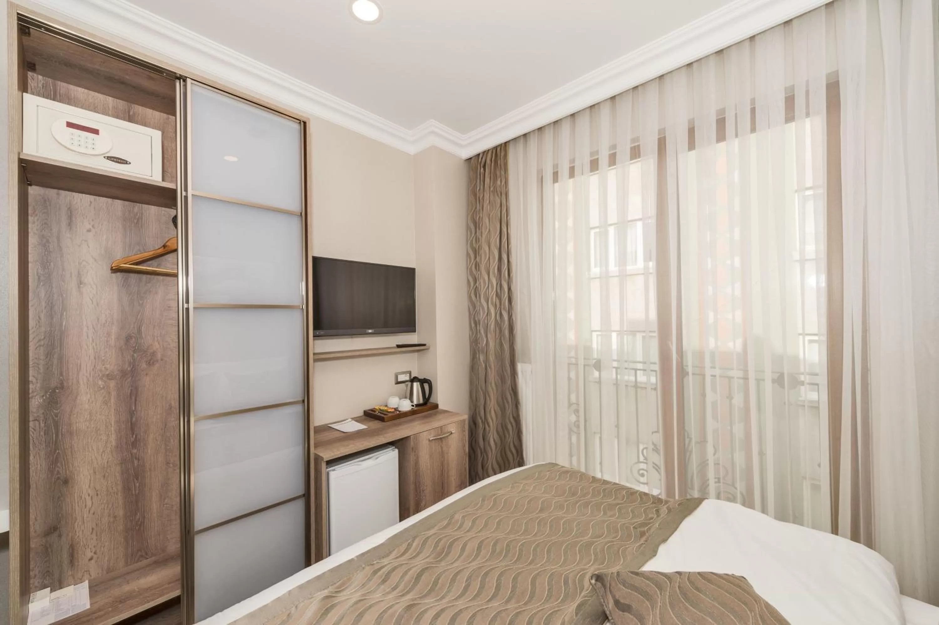 Photo of the whole room, Bed in Alphonse Hotel