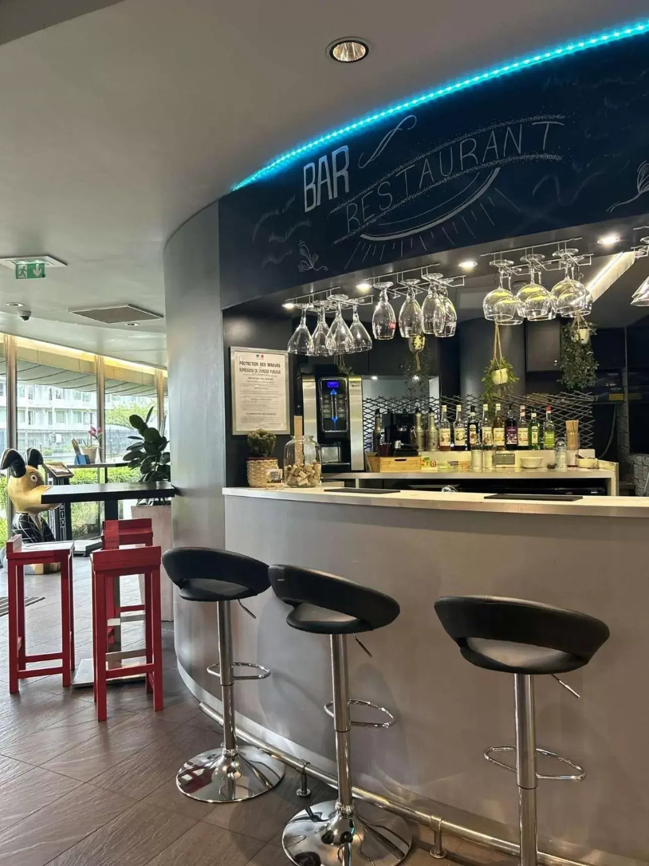 Lounge or bar in Standing Hotel Suites by Actisource Lounge or bar in Standing Hotel Suites by Actisource