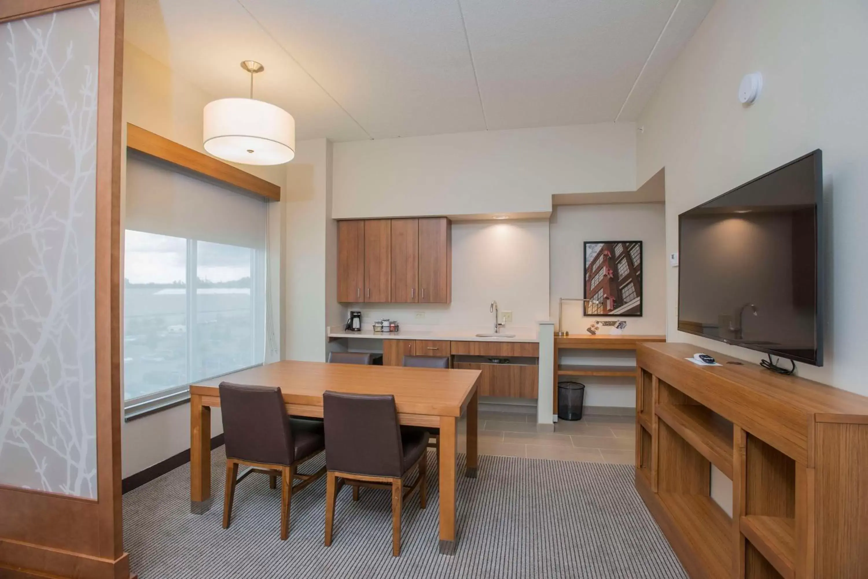 Photo of the whole room, Dining Area in Hyatt Place Cincinnati/Sharonville Convention Center