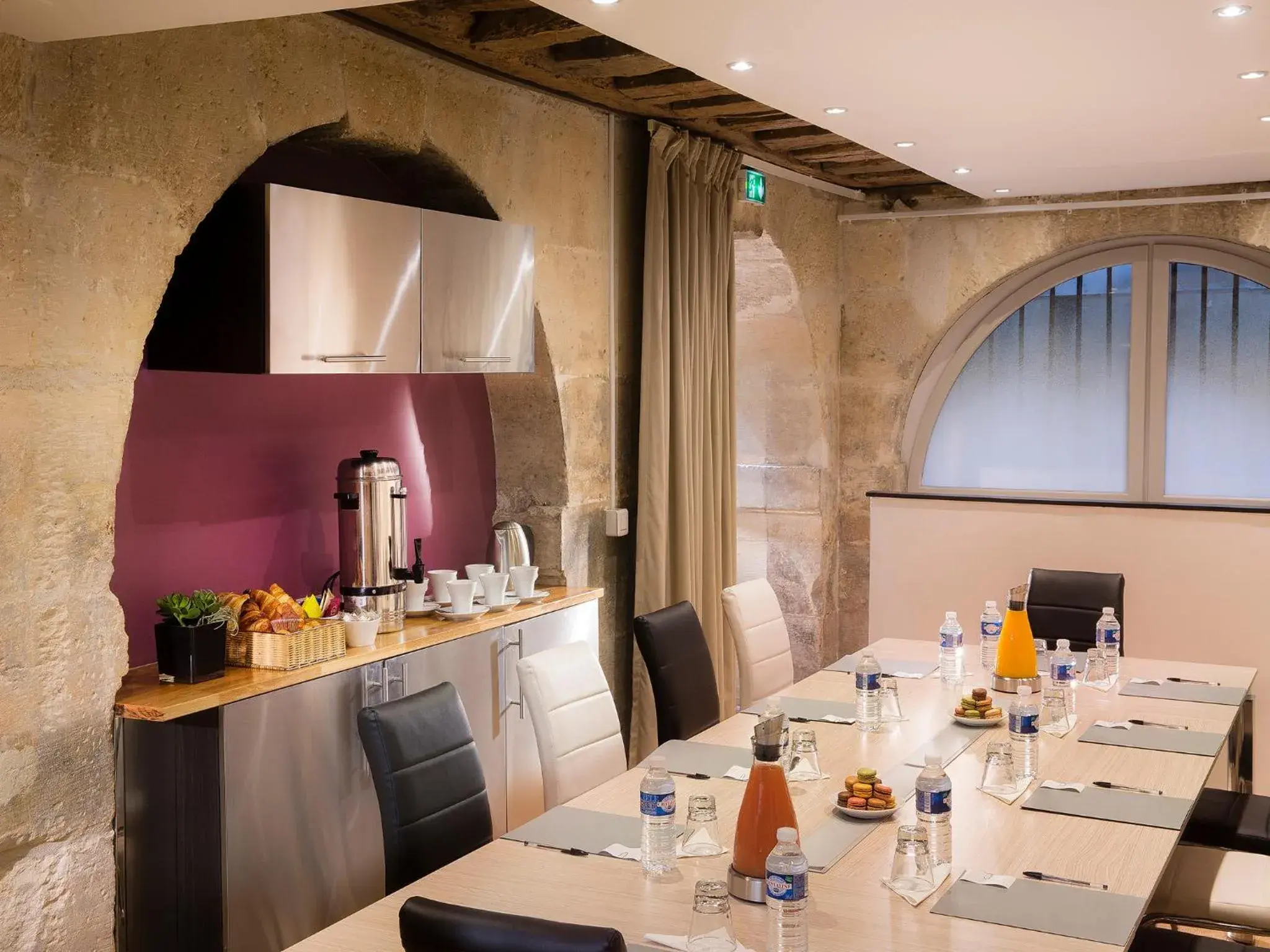 Area and facilities, Restaurant/Places to Eat in Hôtel Jacques De Molay