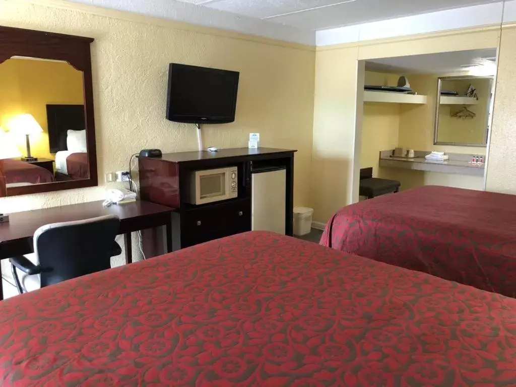 Bed in Days Inn by Wyndham Gainesville