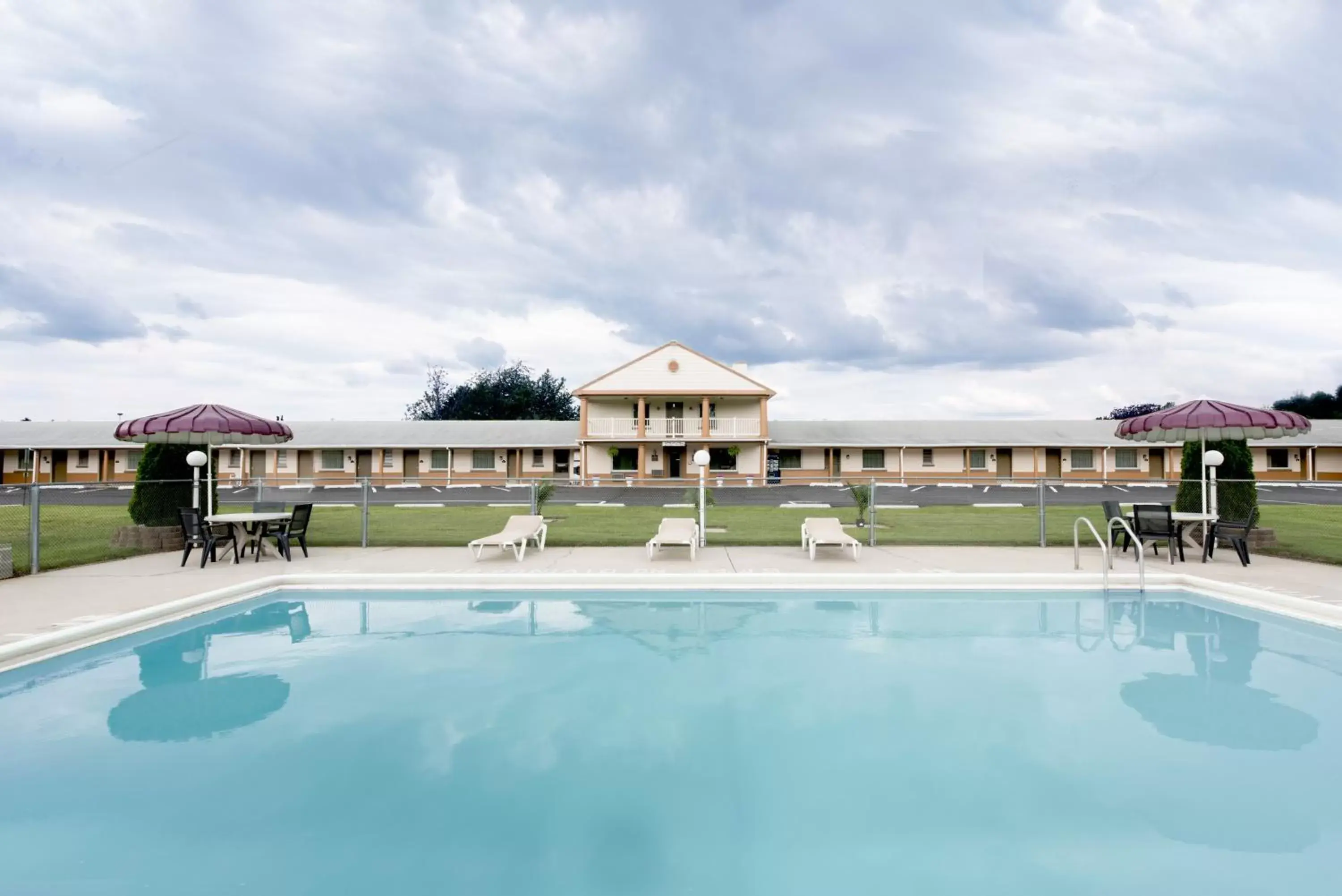 Spa and wellness centre/facilities, Swimming Pool in Knights Inn Palmyra