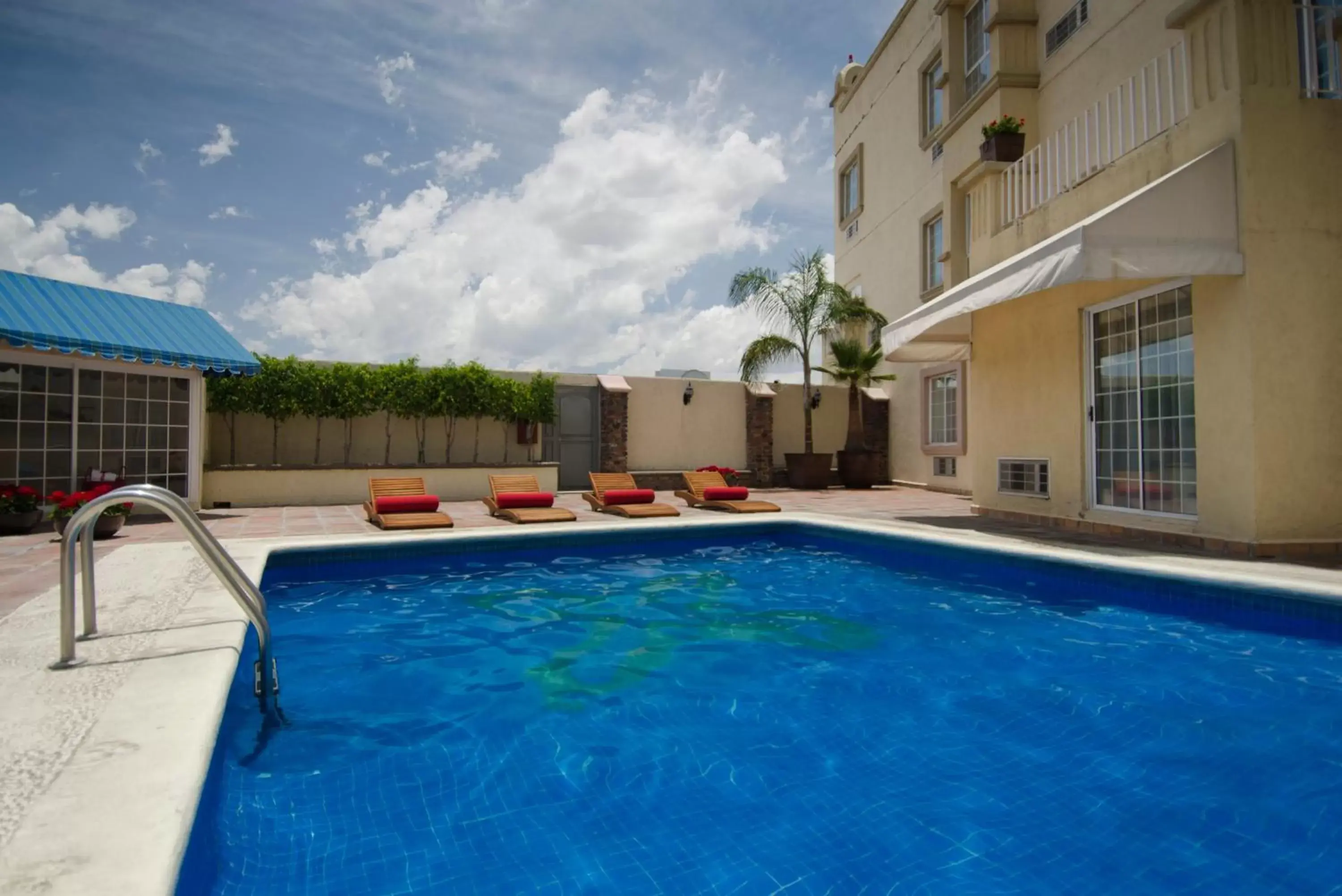 Swimming Pool in Hotel Suites México Plaza León Campestre