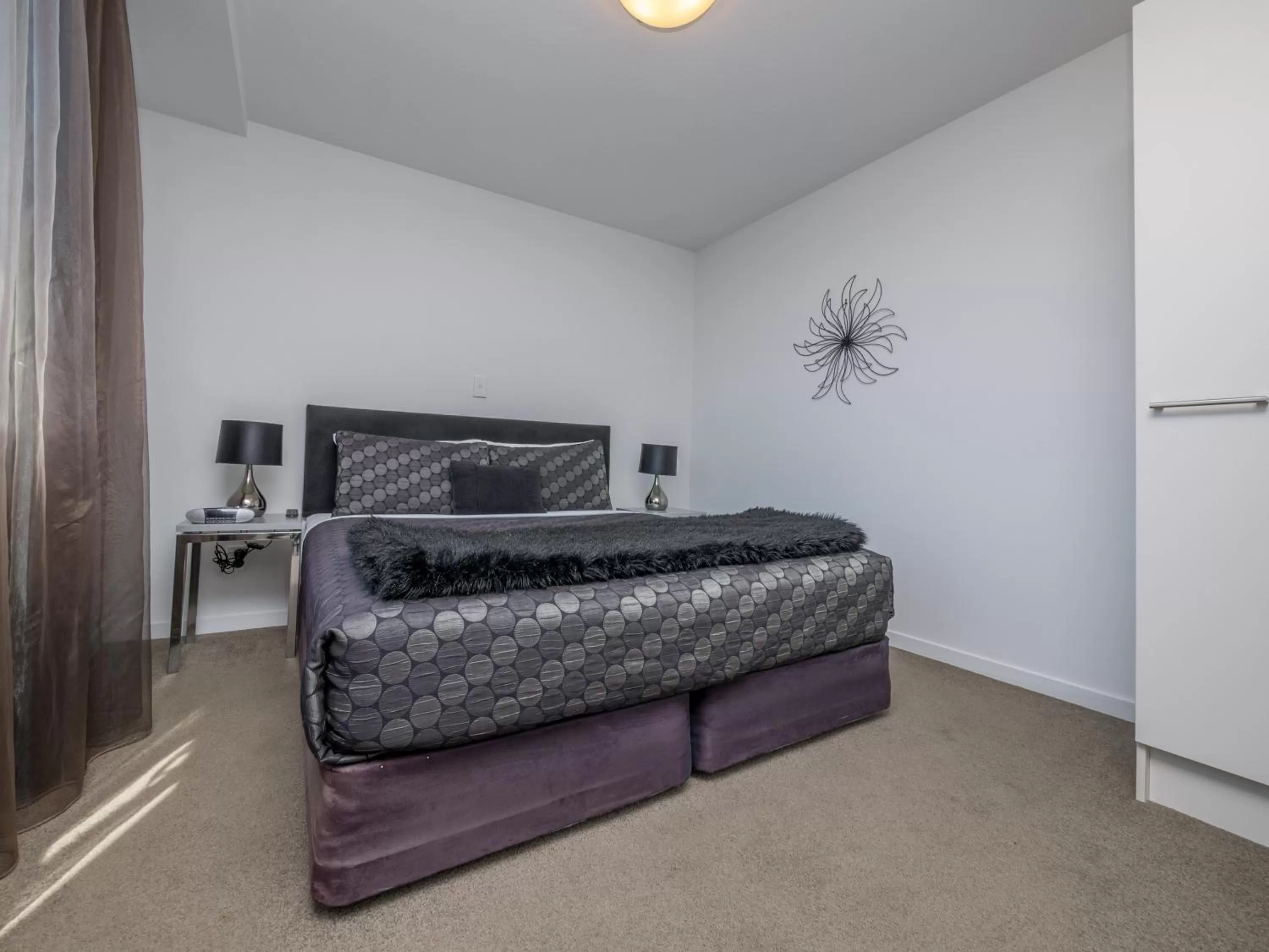 Bed in Bellano Motel Suites