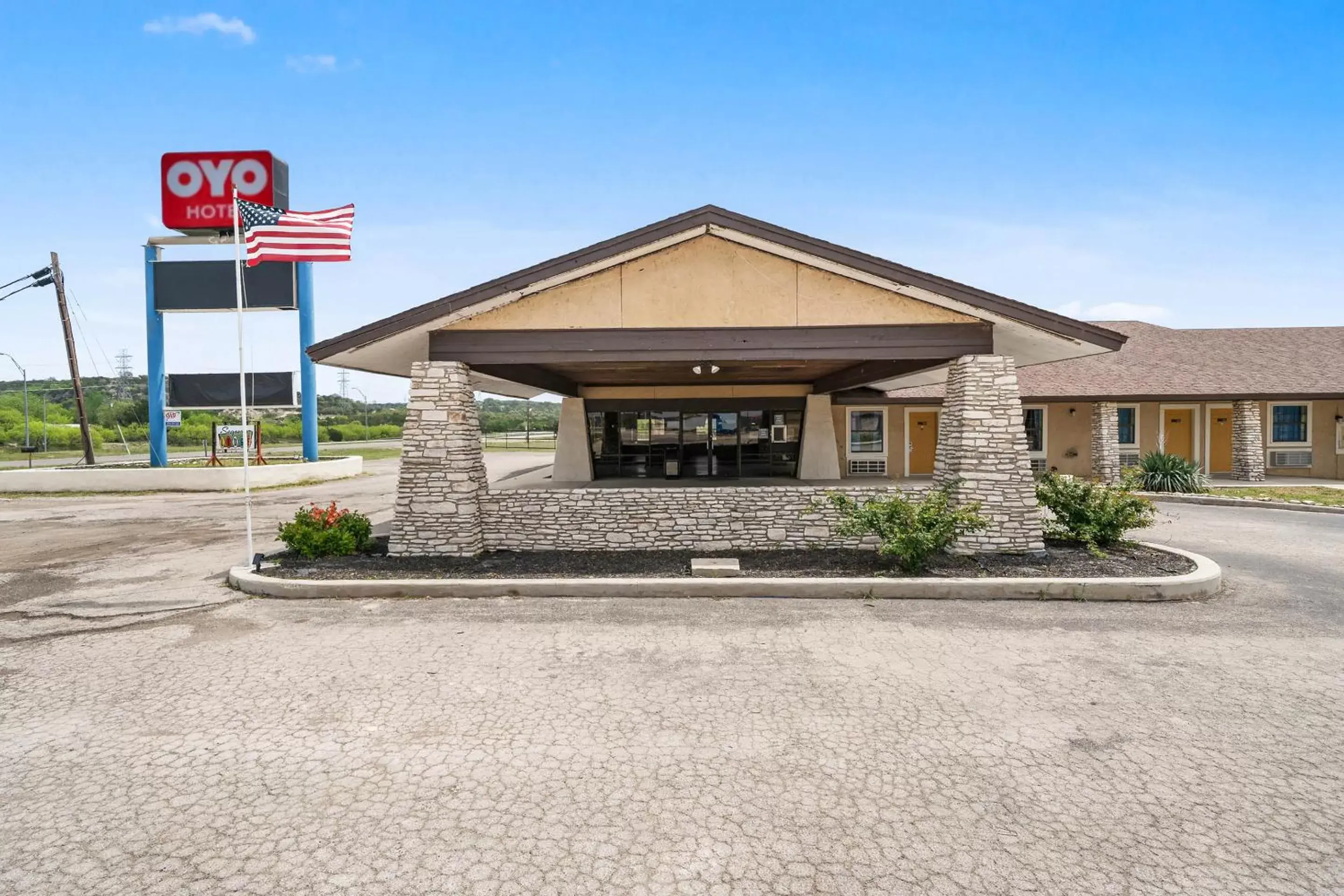 Property Building in OYO Hotel Junction TX I-10