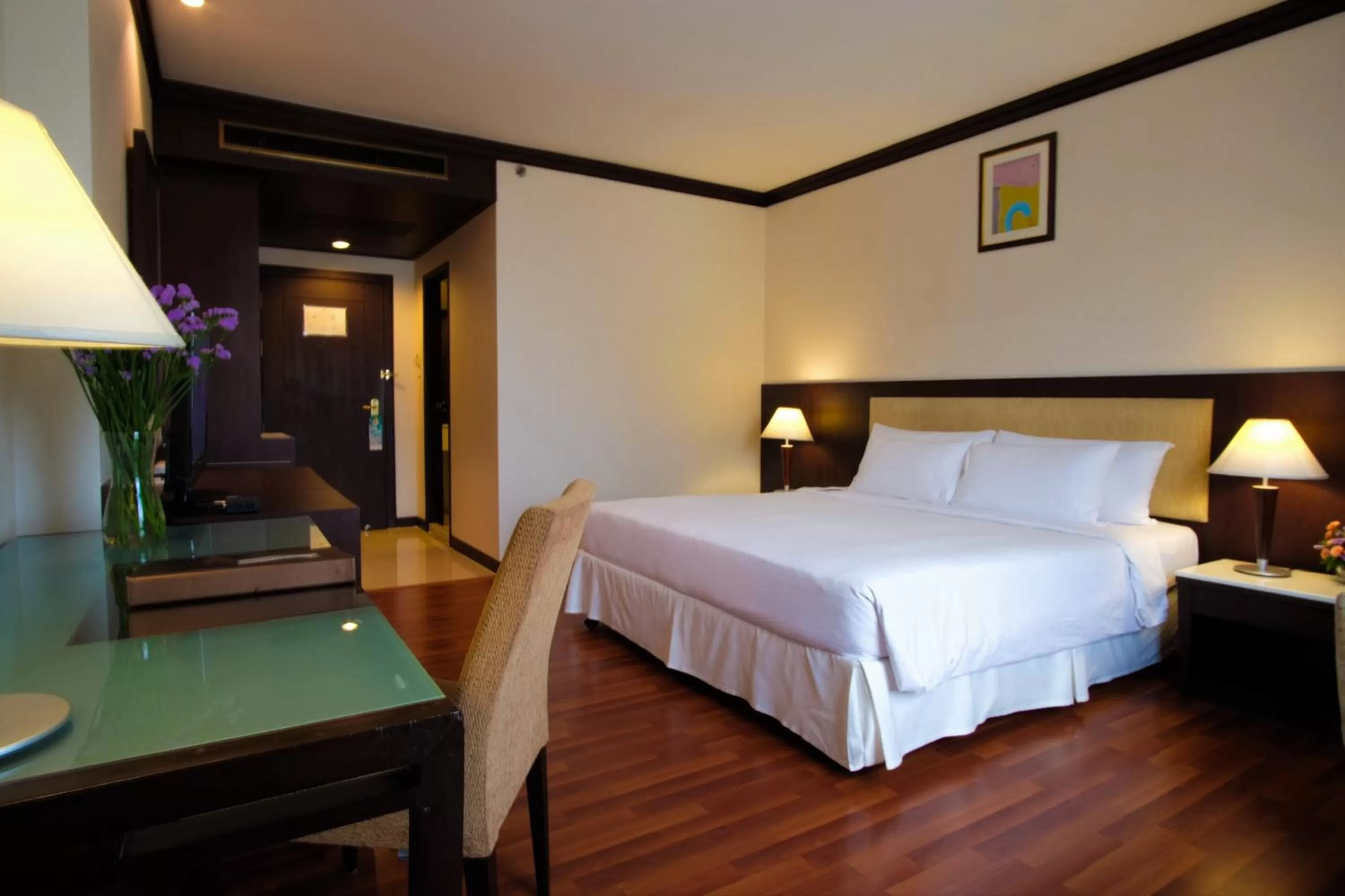 Photo of the whole room, Bed in Zenith Sukhumvit Hotel, Bangkok