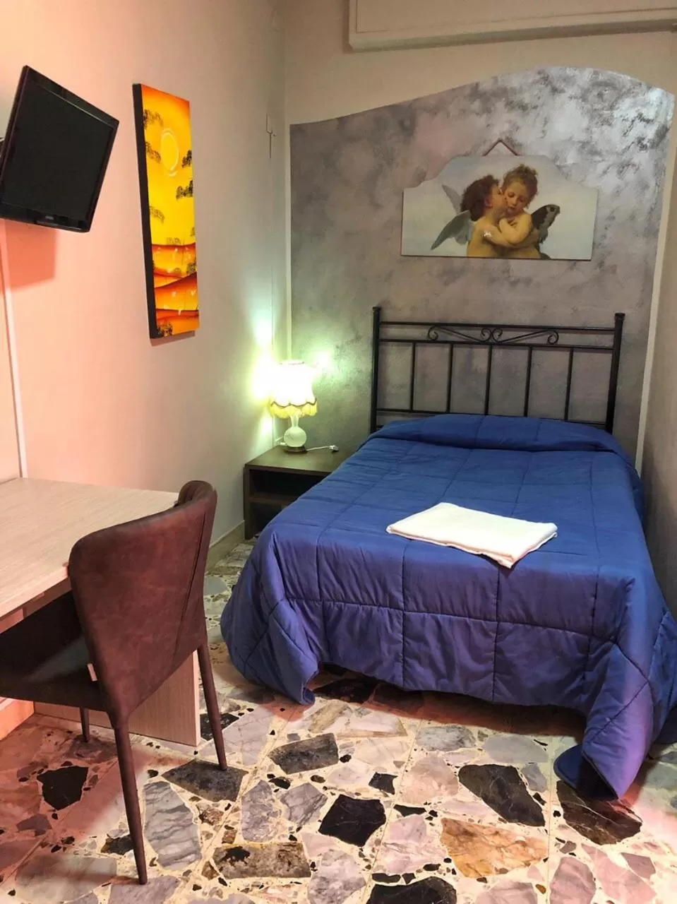 Photo of the whole room, Bed in Populus