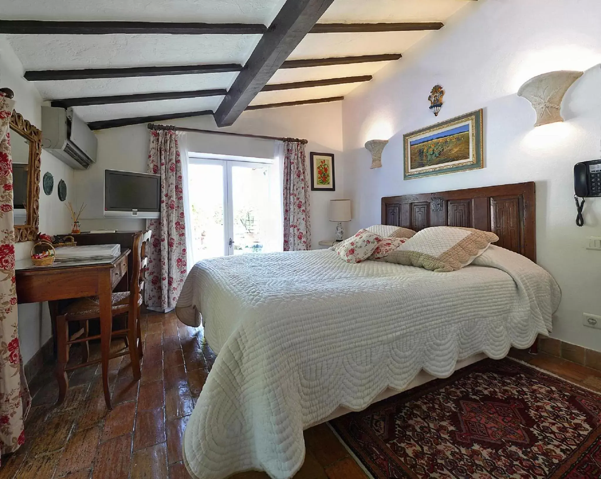 Photo of the whole room, Bed in Le Hameau