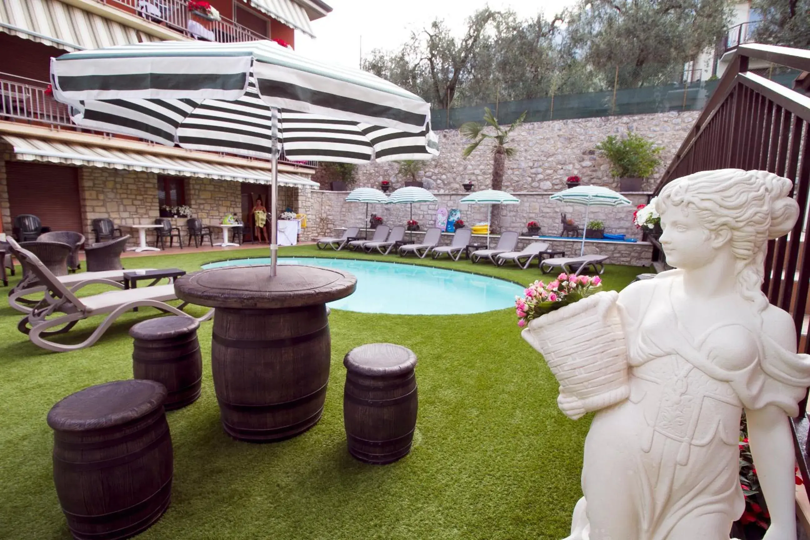 Garden, Swimming Pool in Albergo Casa Este