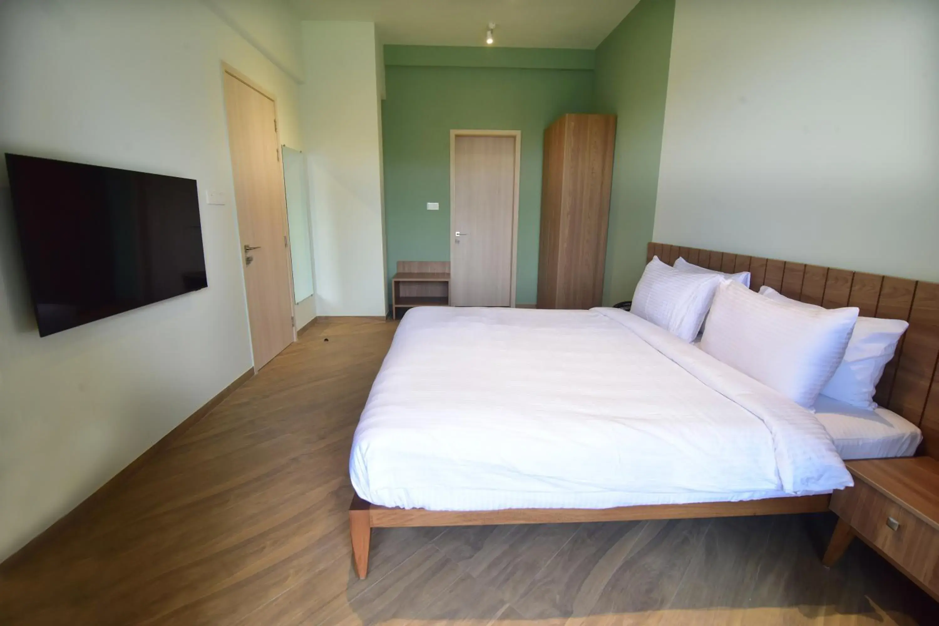 Communal lounge/ TV room, Bed in Oxford Golf Resort