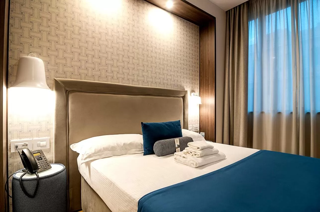 Bed in Fly Decó Hotel