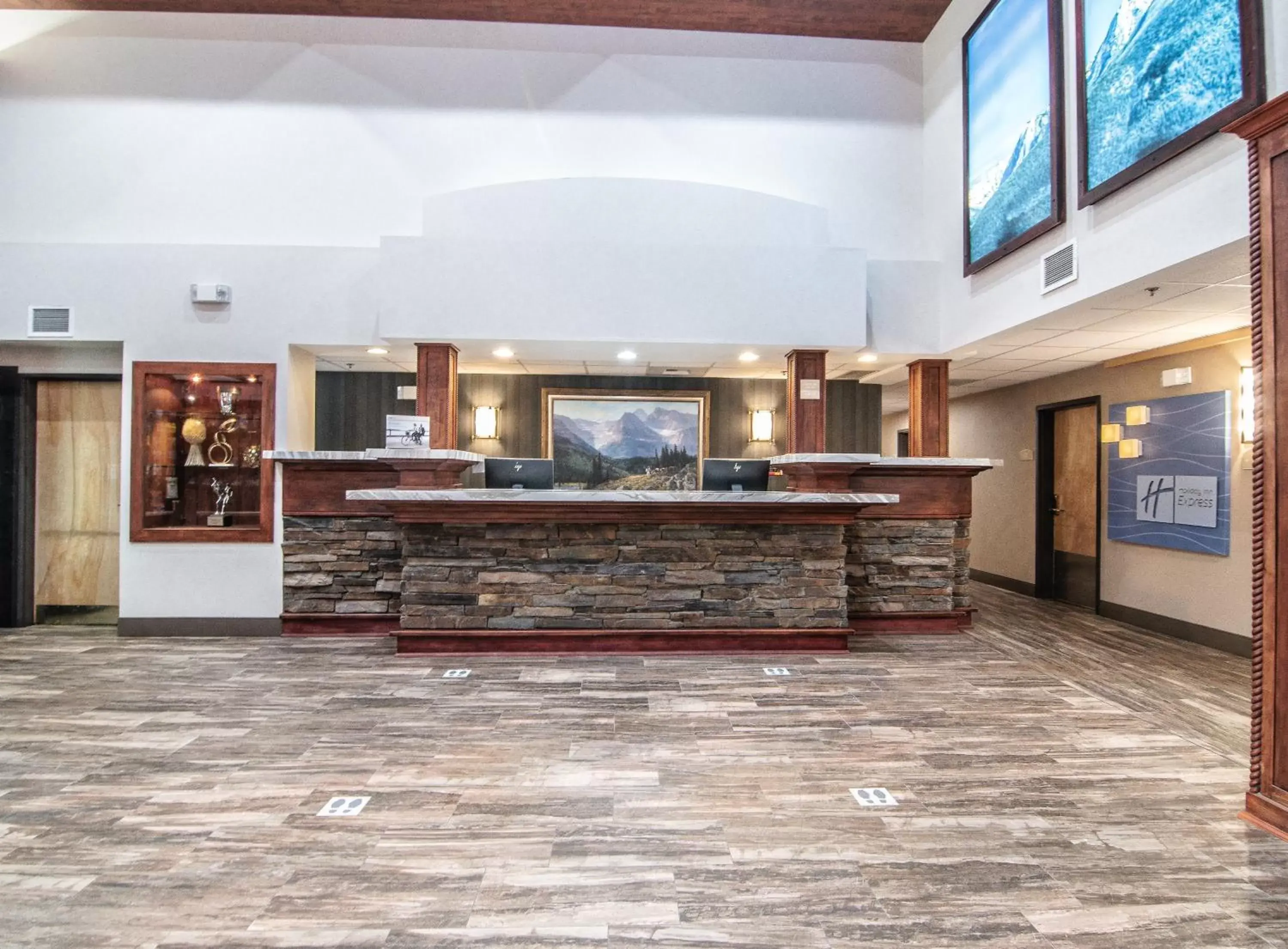 Property building, Lobby/Reception in Holiday Inn Express Hotel & Suites Kalispell, an IHG Hotel