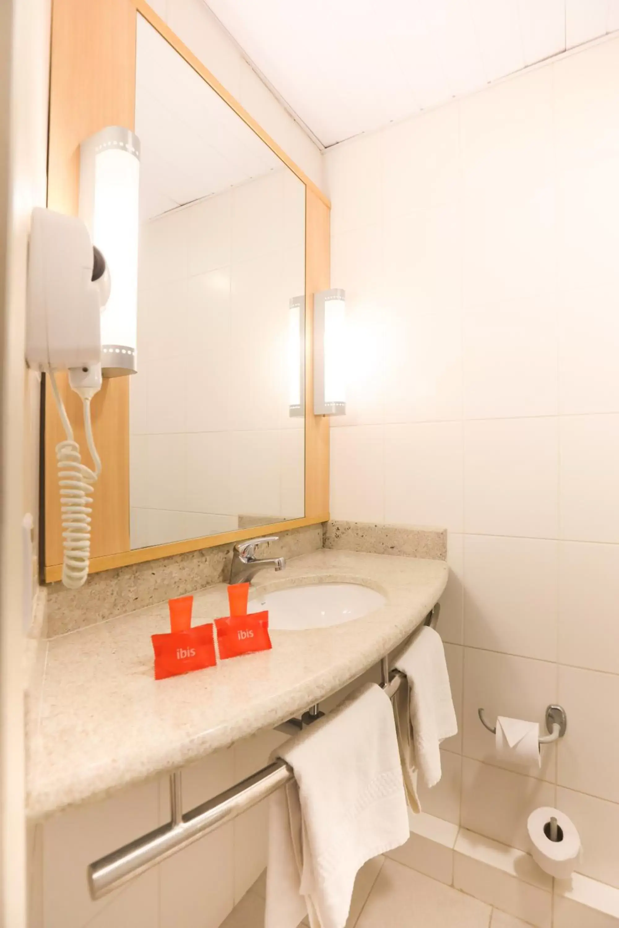 Bathroom in ibis Montes Claros Shopping