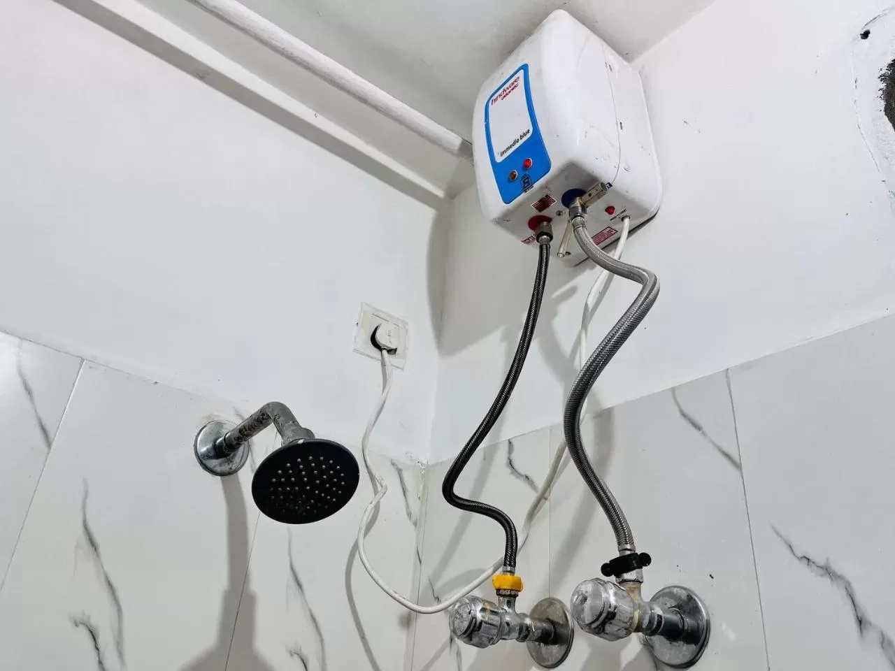 Shower in Hotel Airlines