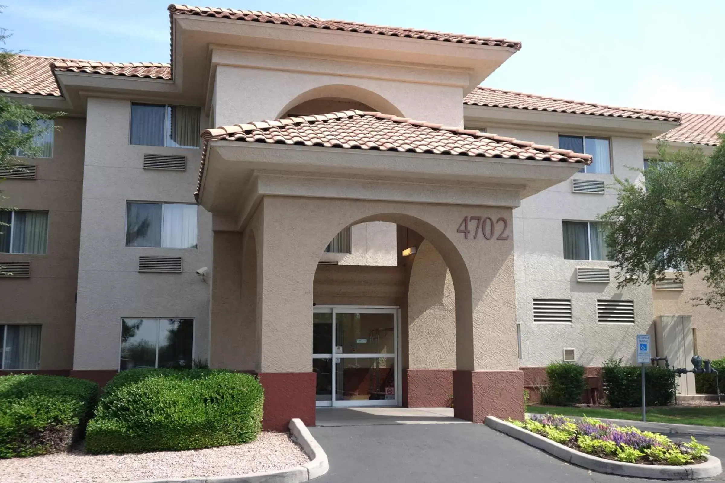Facade/Entrance in Country Inn & Suites by Radisson, Phoenix Airport, AZ