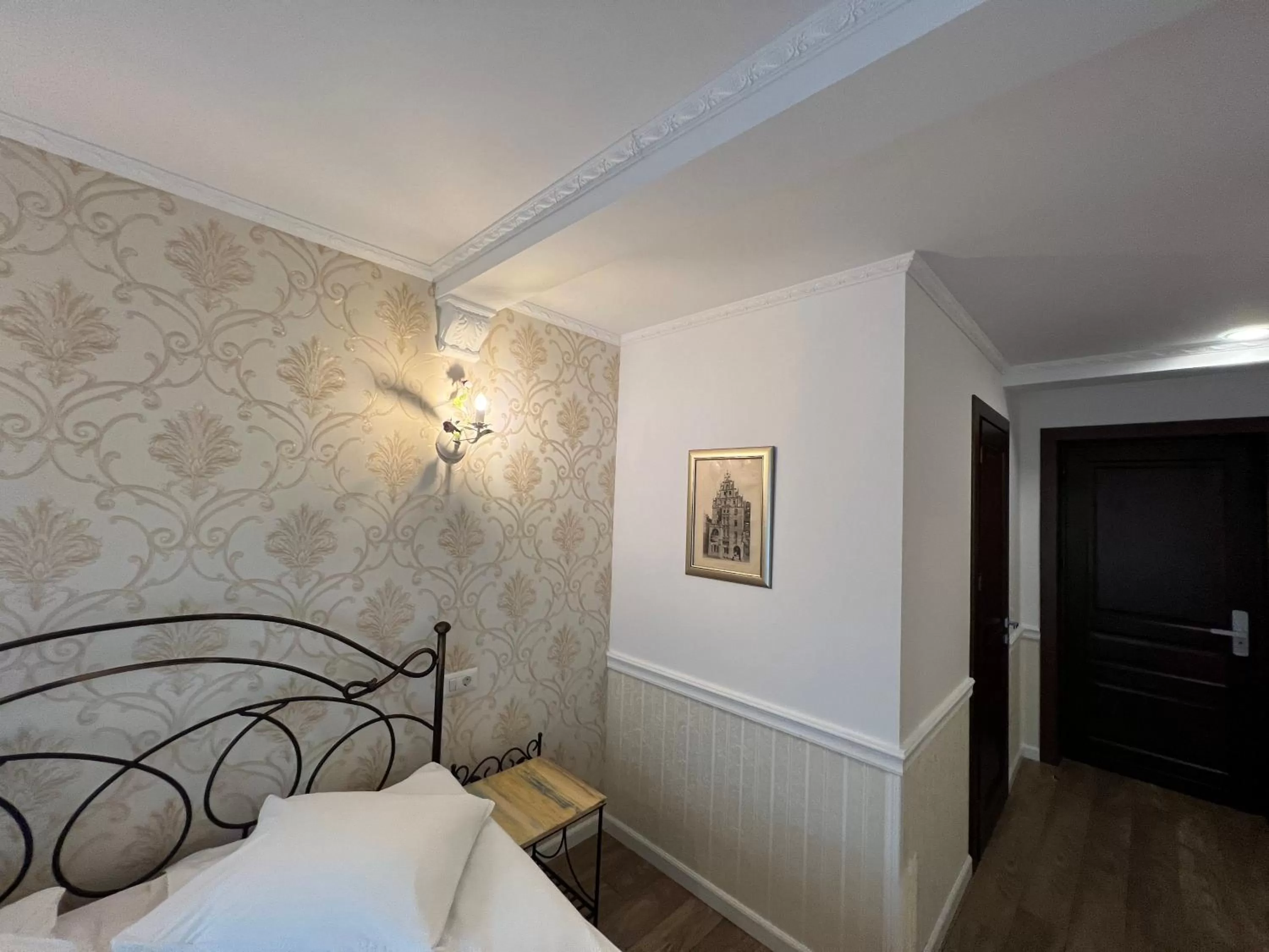 Bed in Hotel Boutique Cathedral Plaza Residences room for rent downtown