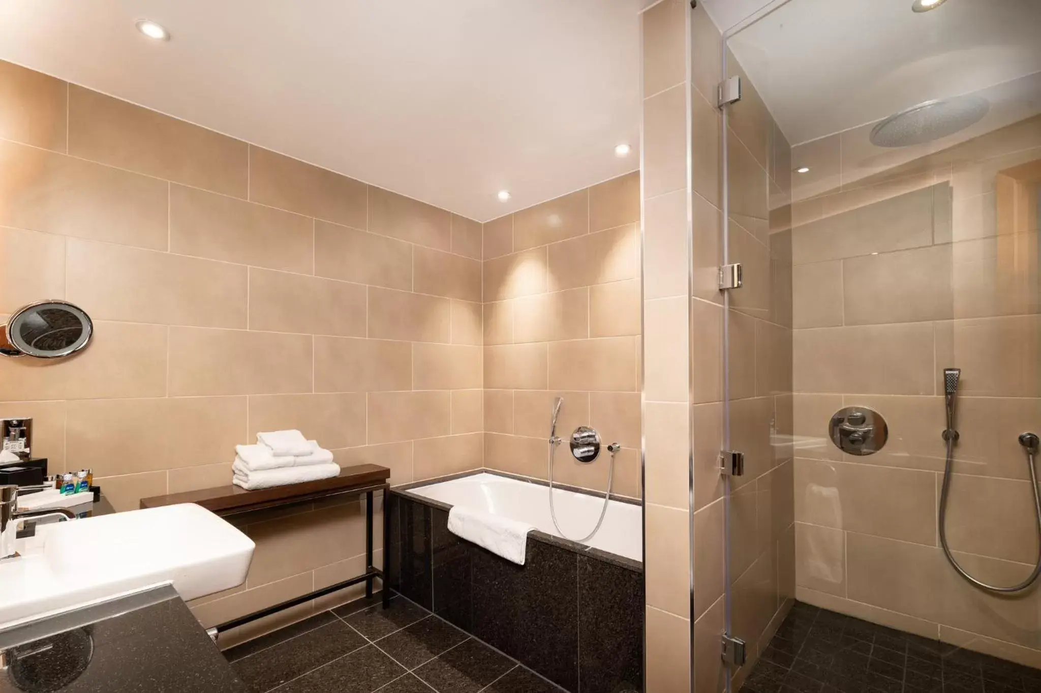 Bedroom, Bathroom in Intercontinental London - The O2, an IHG Hotel