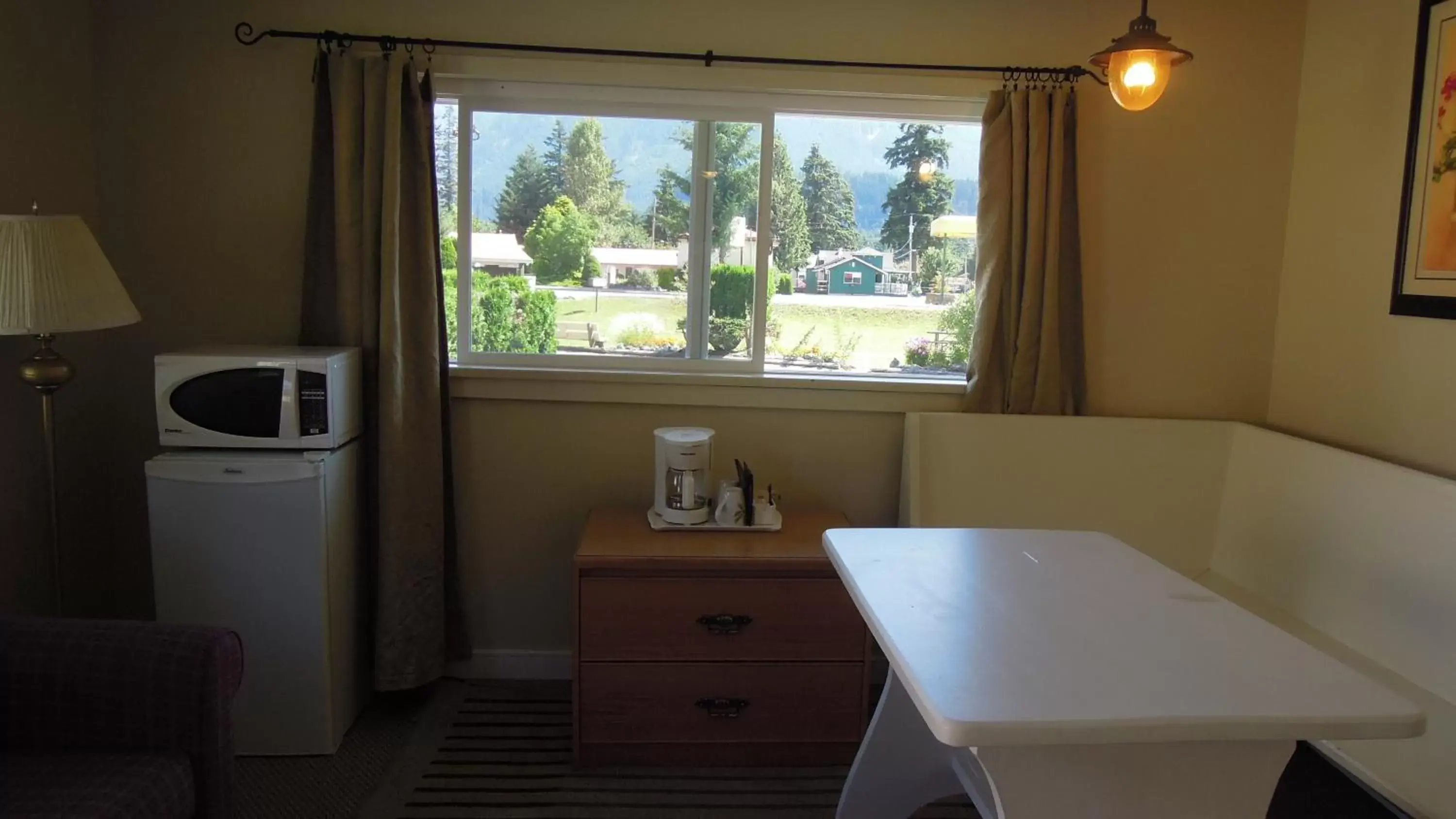 Dining Area in Swiss Chalets Motel