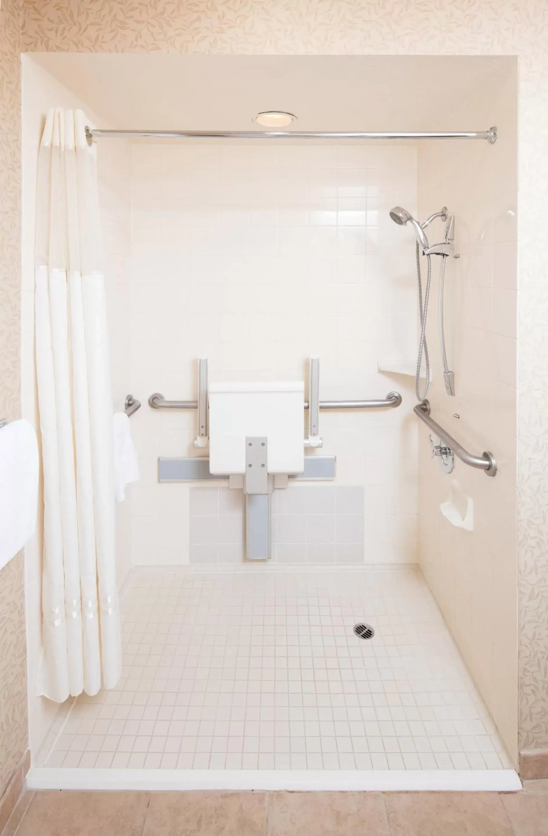 Shower, Bathroom in Red Lion Hotel Pendleton