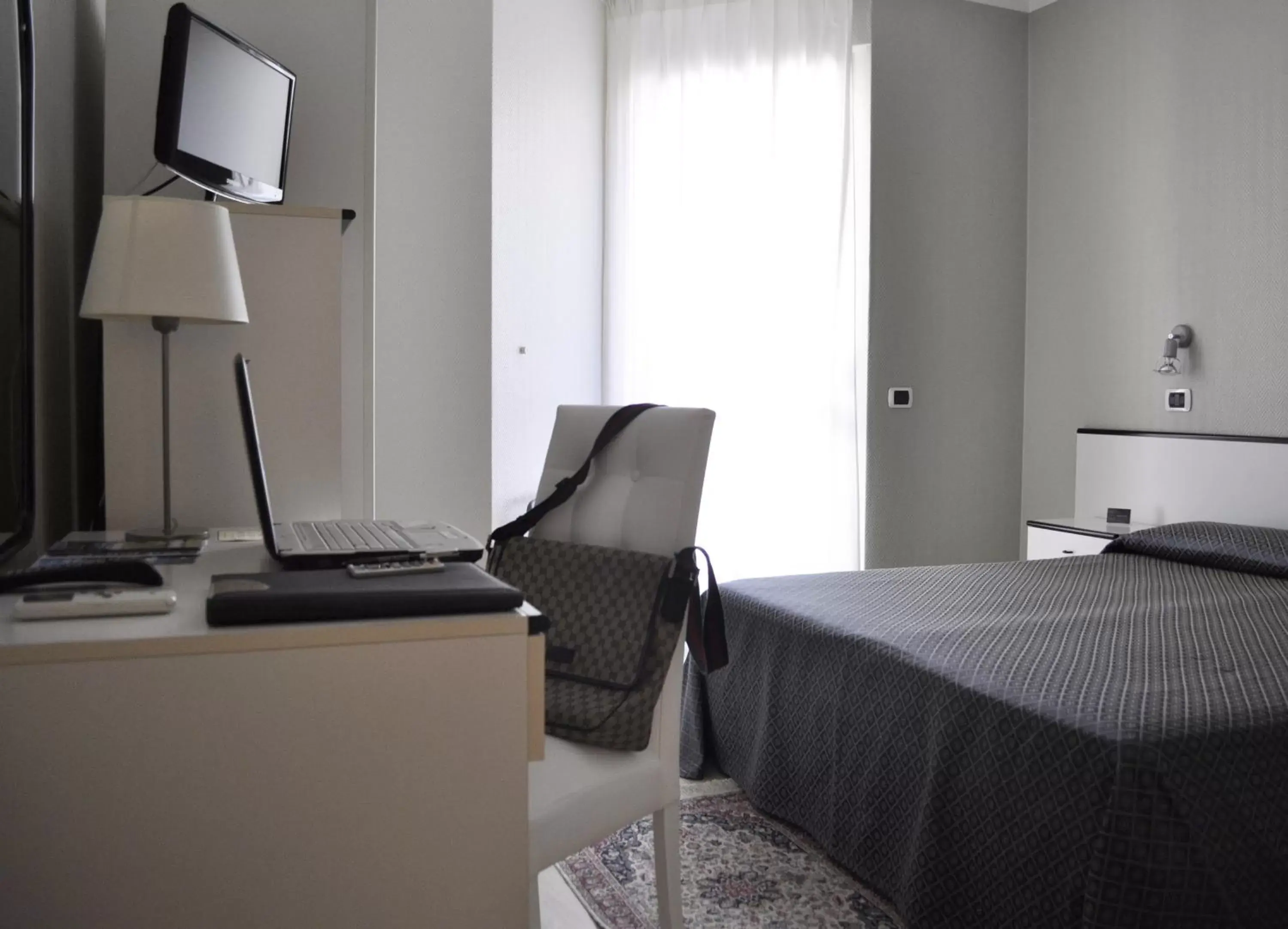 Bedroom, TV/Entertainment Center in Hotel Est Piombino