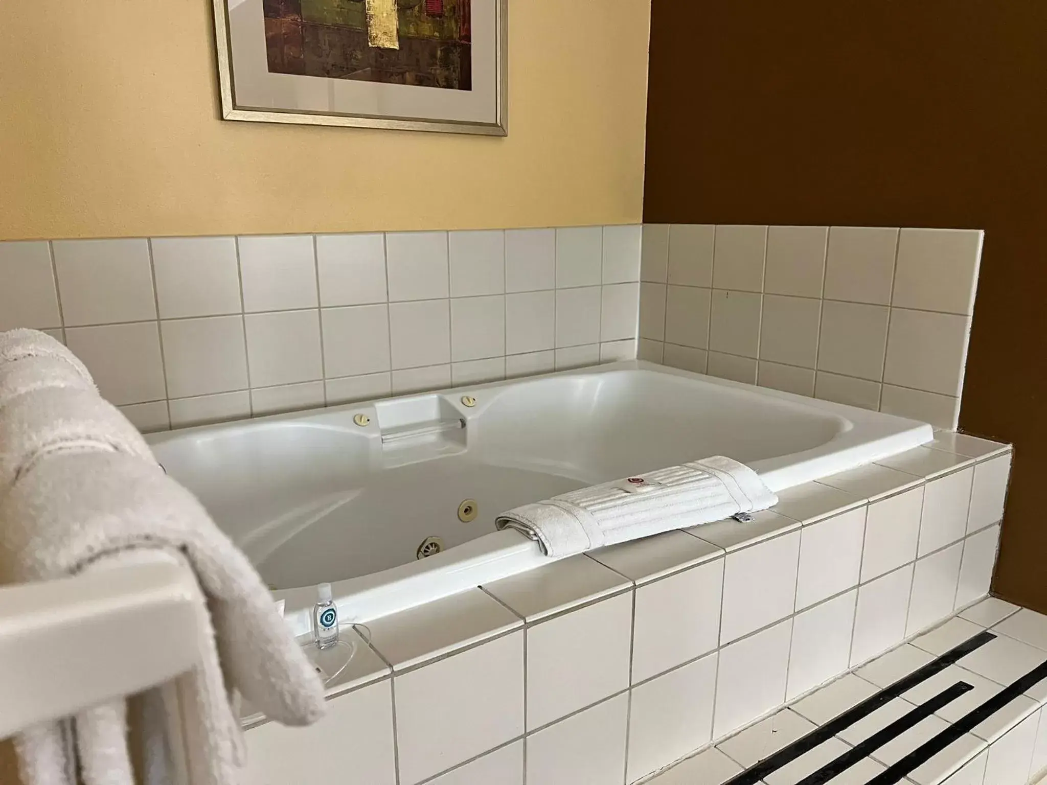 Hot Tub, Bathroom in Comfort Suites Louisville East