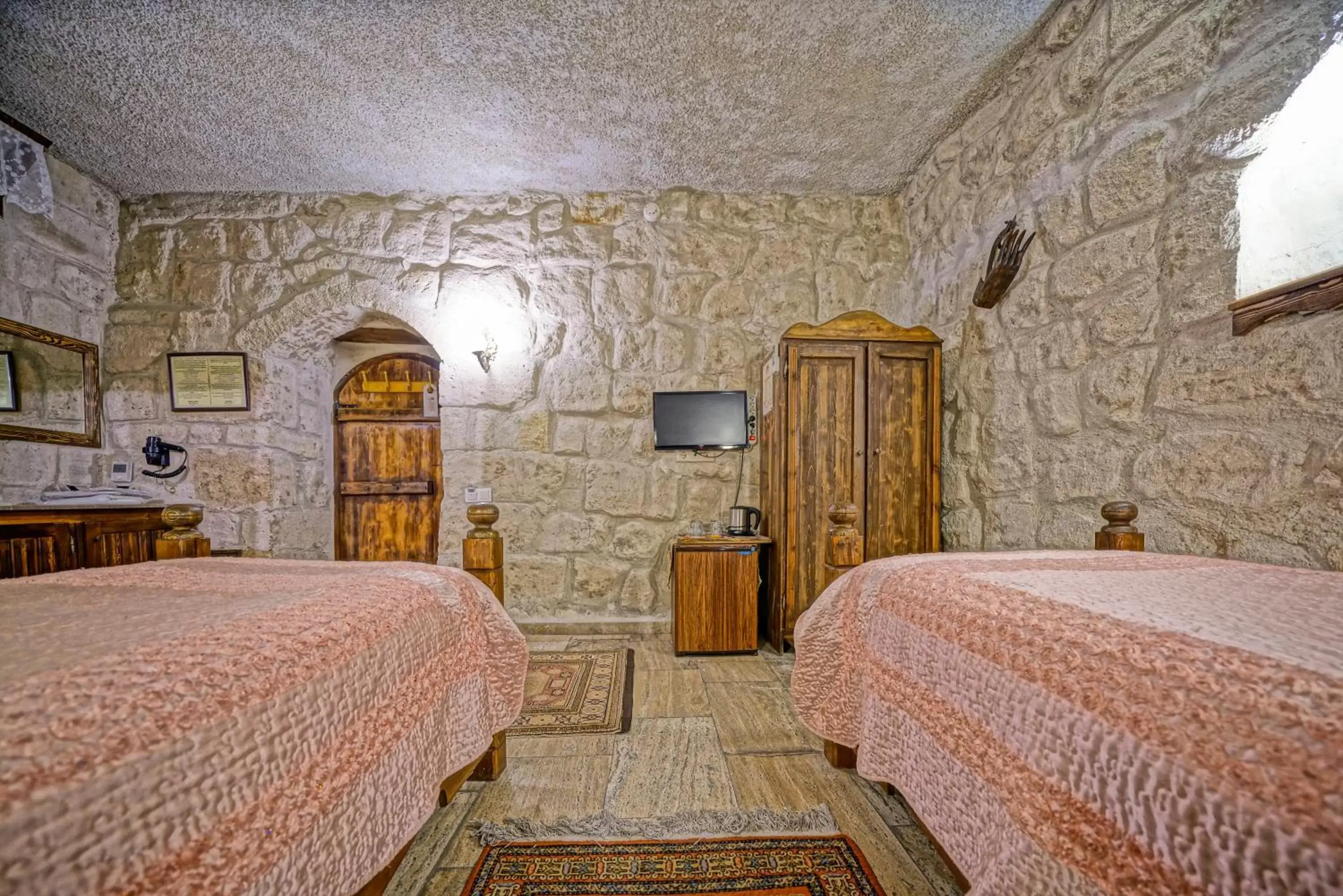 Photo of the whole room, Bed in Maccan Cave Hotel