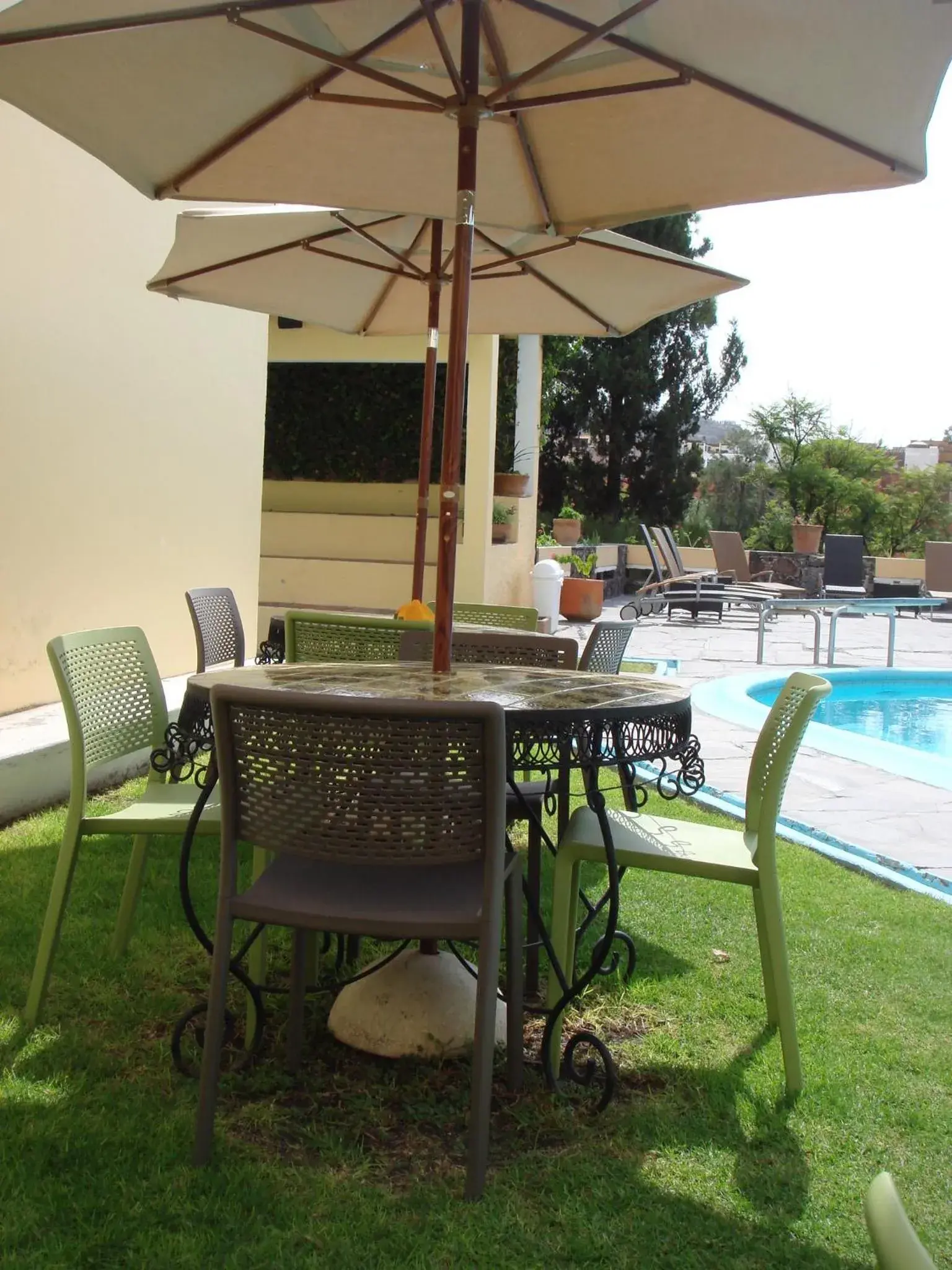 Balcony/Terrace, Swimming Pool in Rancho Hotel Atascadero