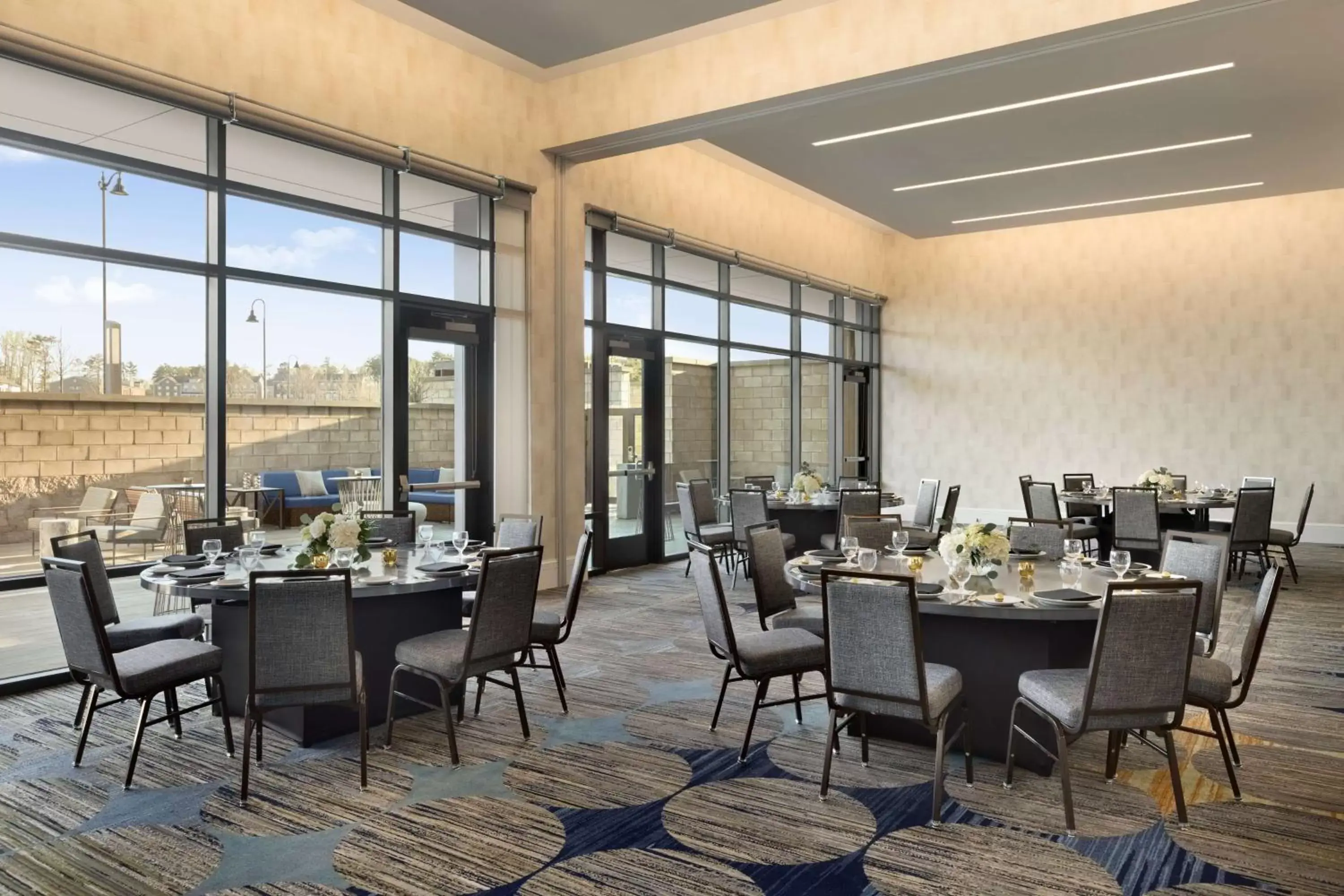 Meeting/conference room, Restaurant/Places to Eat in Hilton Alpharetta Atlanta