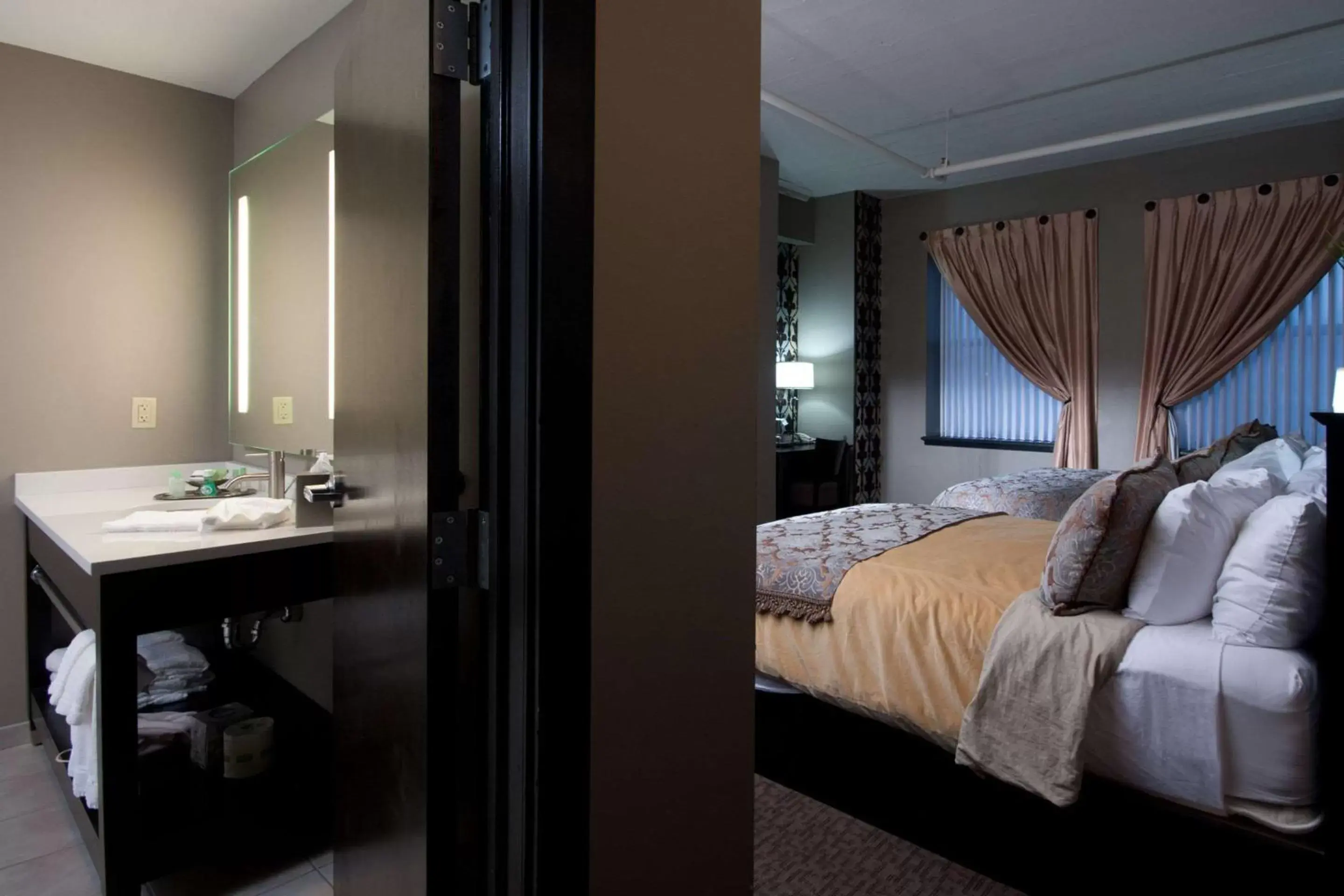 Photo of the whole room, Bed in The Giacomo, Ascend Hotel Collection