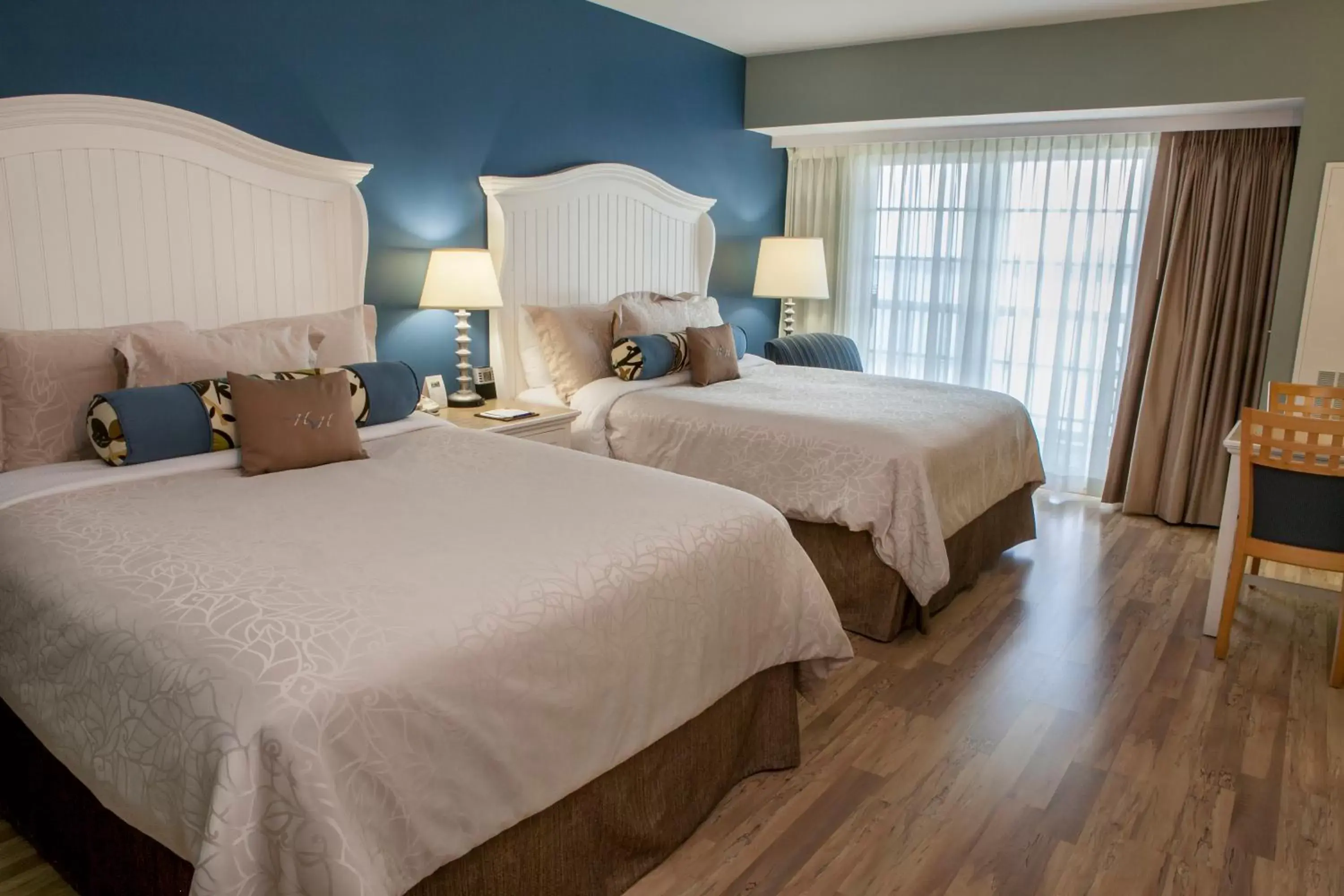 Bedroom, Bed in Watkins Glen Harbor Hotel