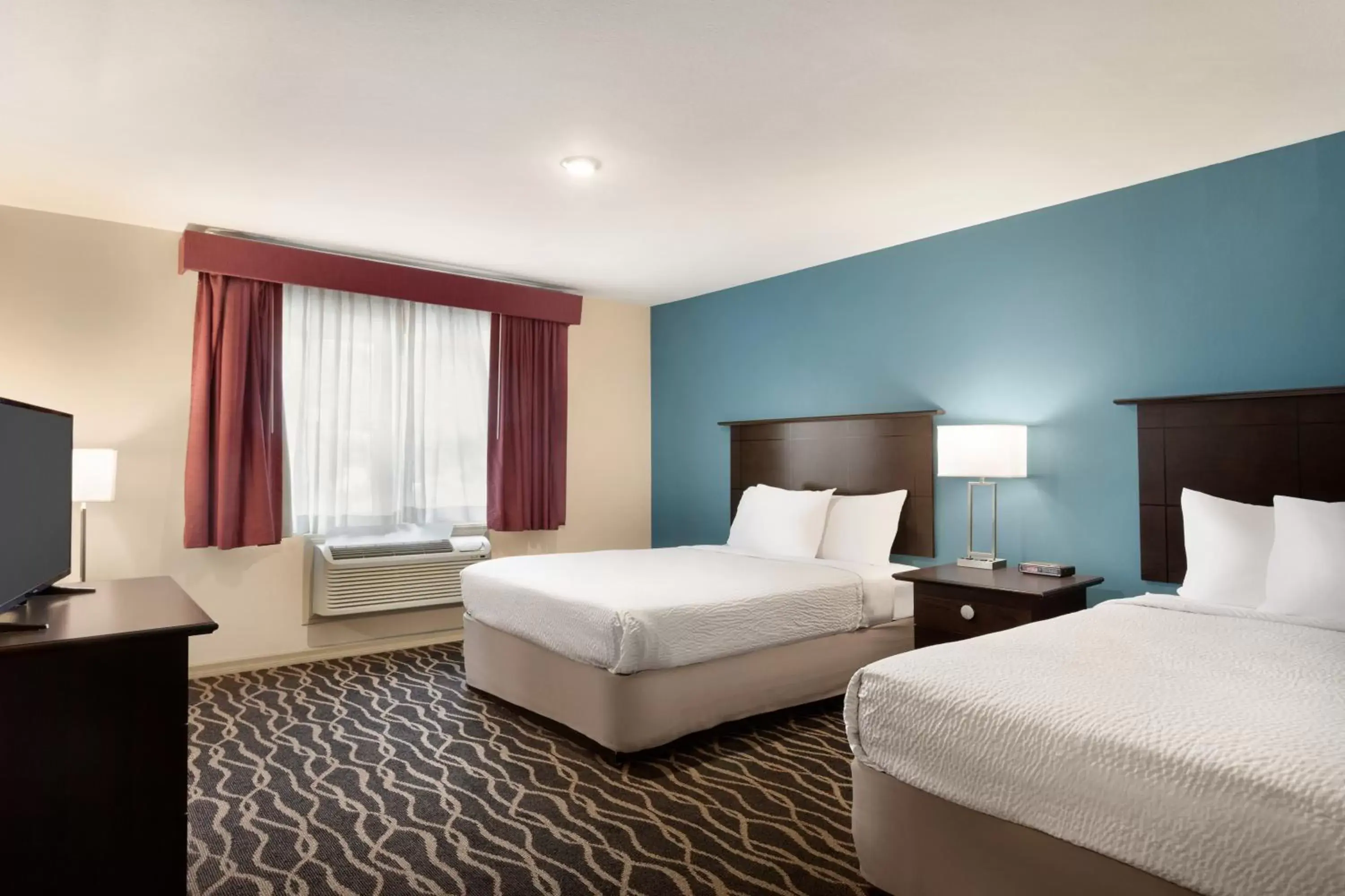 Bed in Days Inn and Suites by Wyndham Sikeston