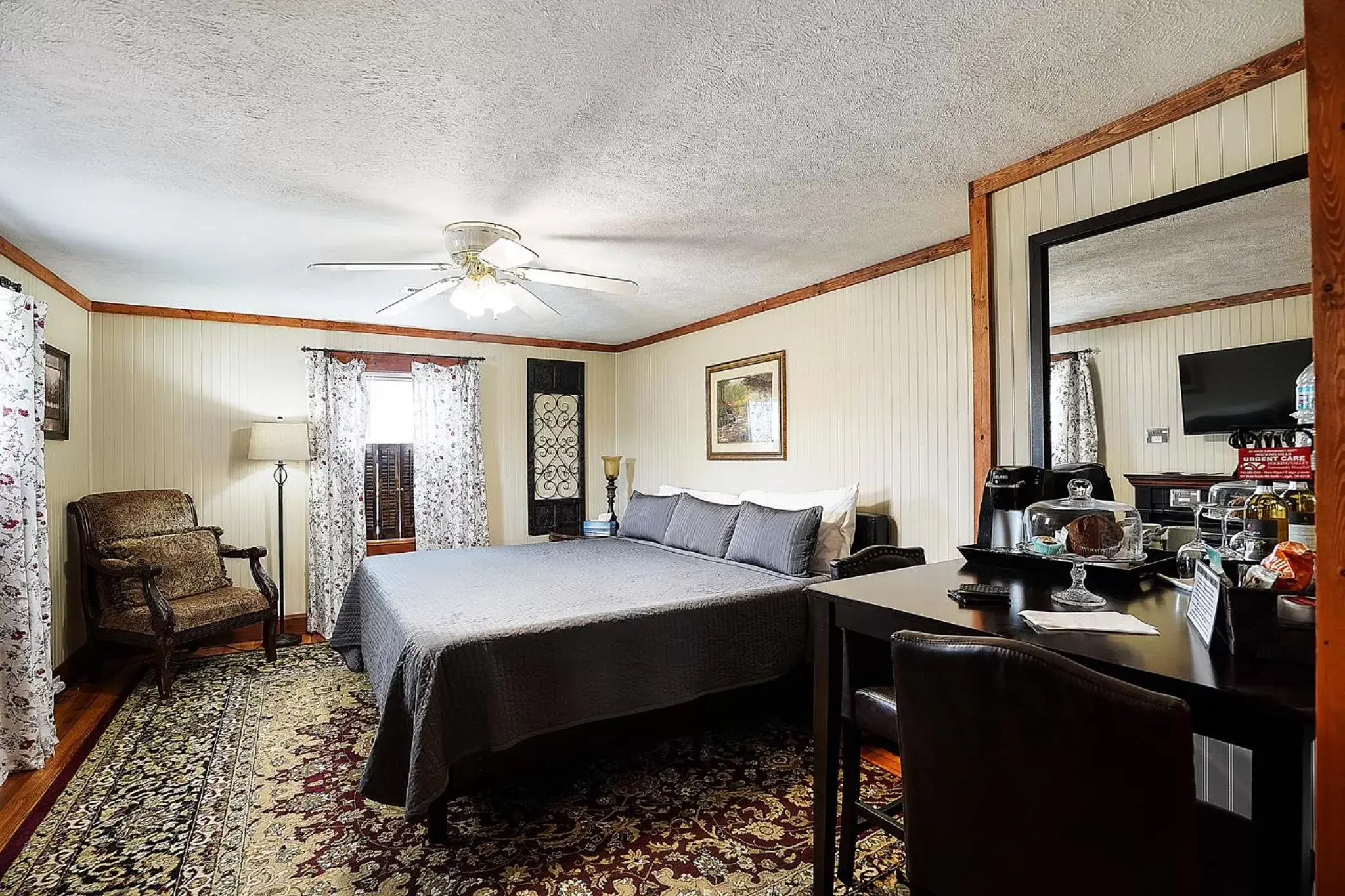 Photo of the whole room in Hocking Hills Inn