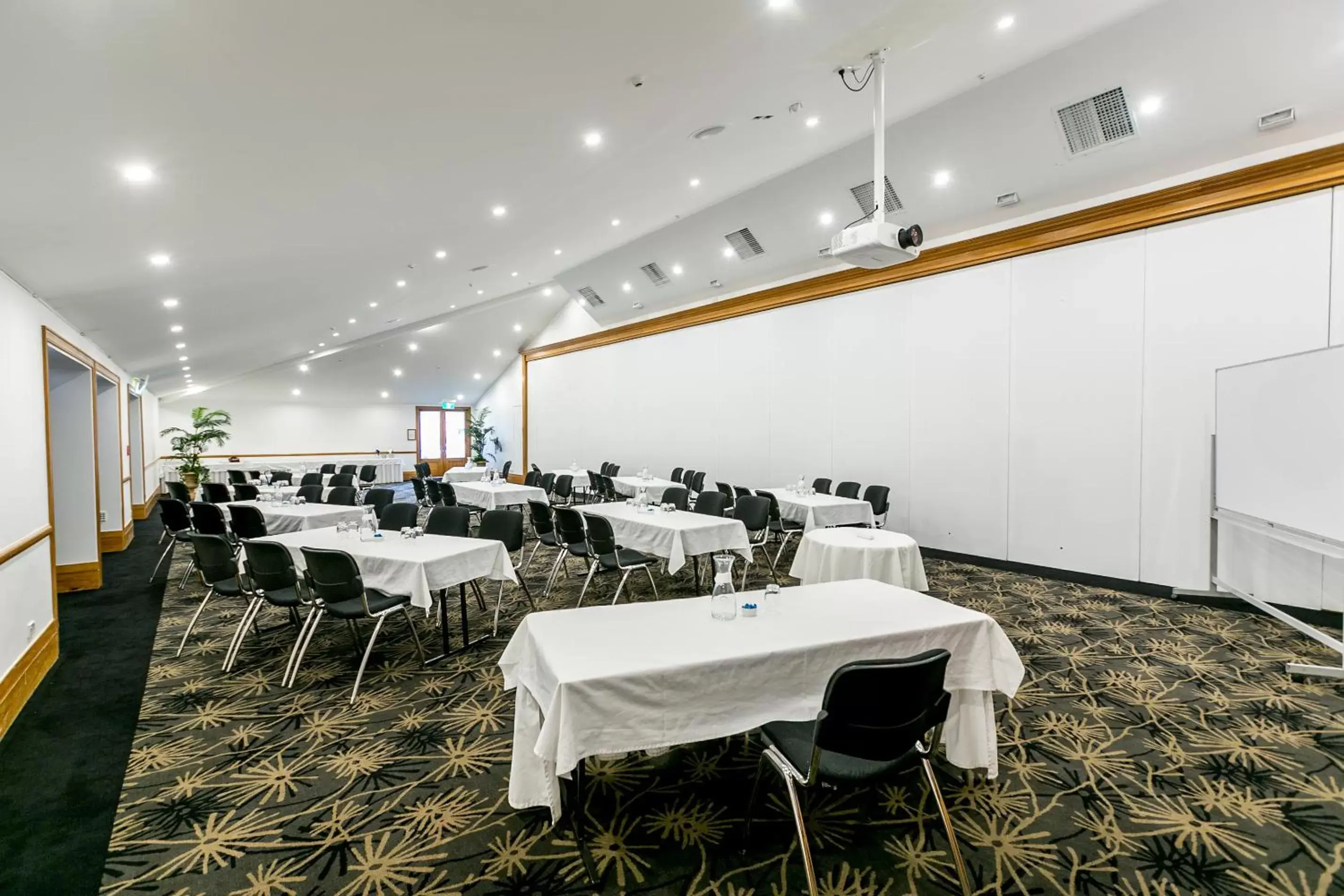 Meeting/conference room, Restaurant/Places to Eat in Plymouth International