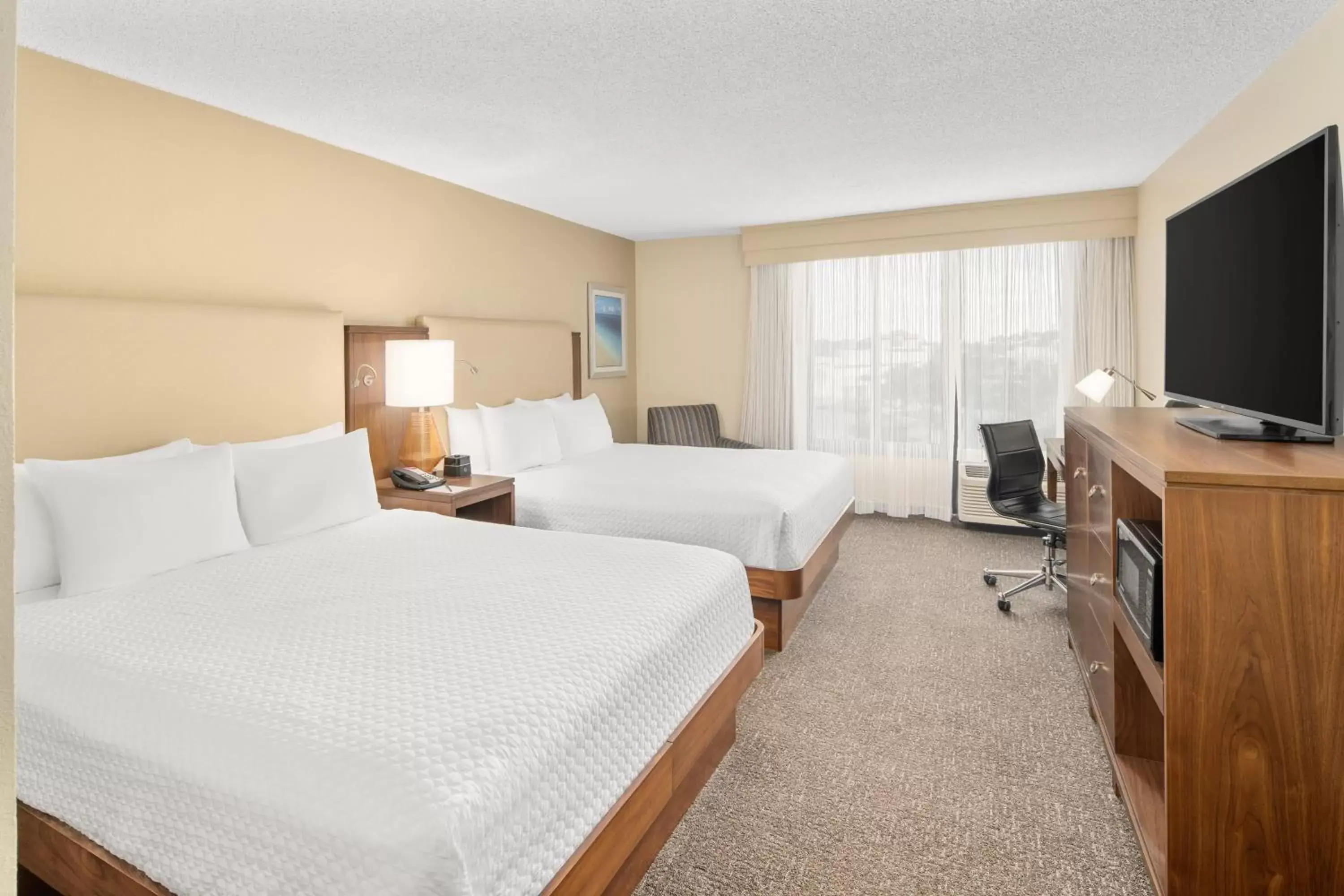 Photo of the whole room, Bed in Crowne Plaza Hotel Fort Myers at Bell Tower Shops, an IHG Hotel