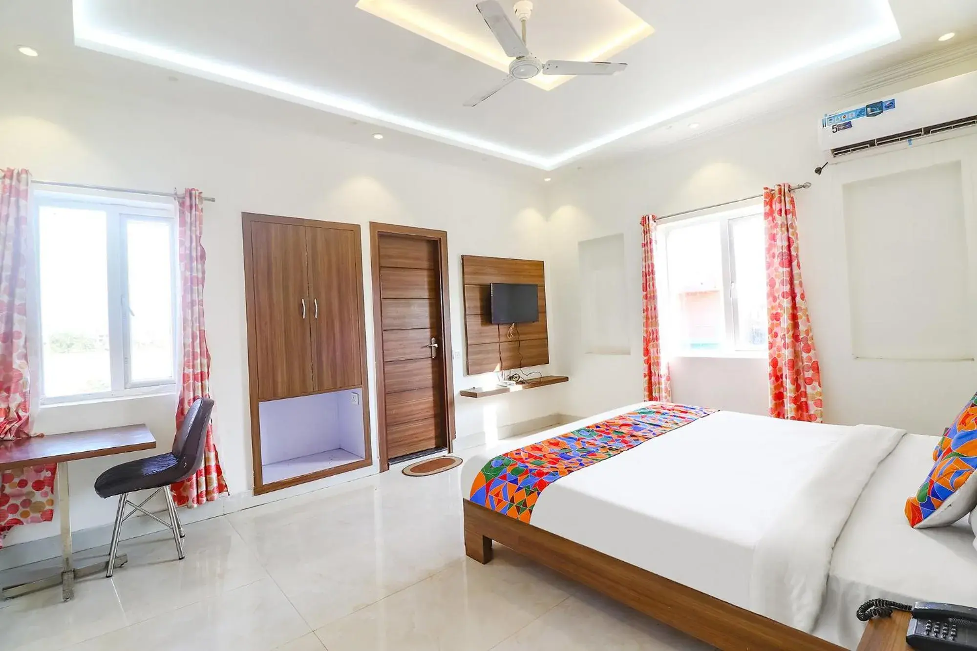 Communal lounge/ TV room, Bed in FabHotel Bhawana