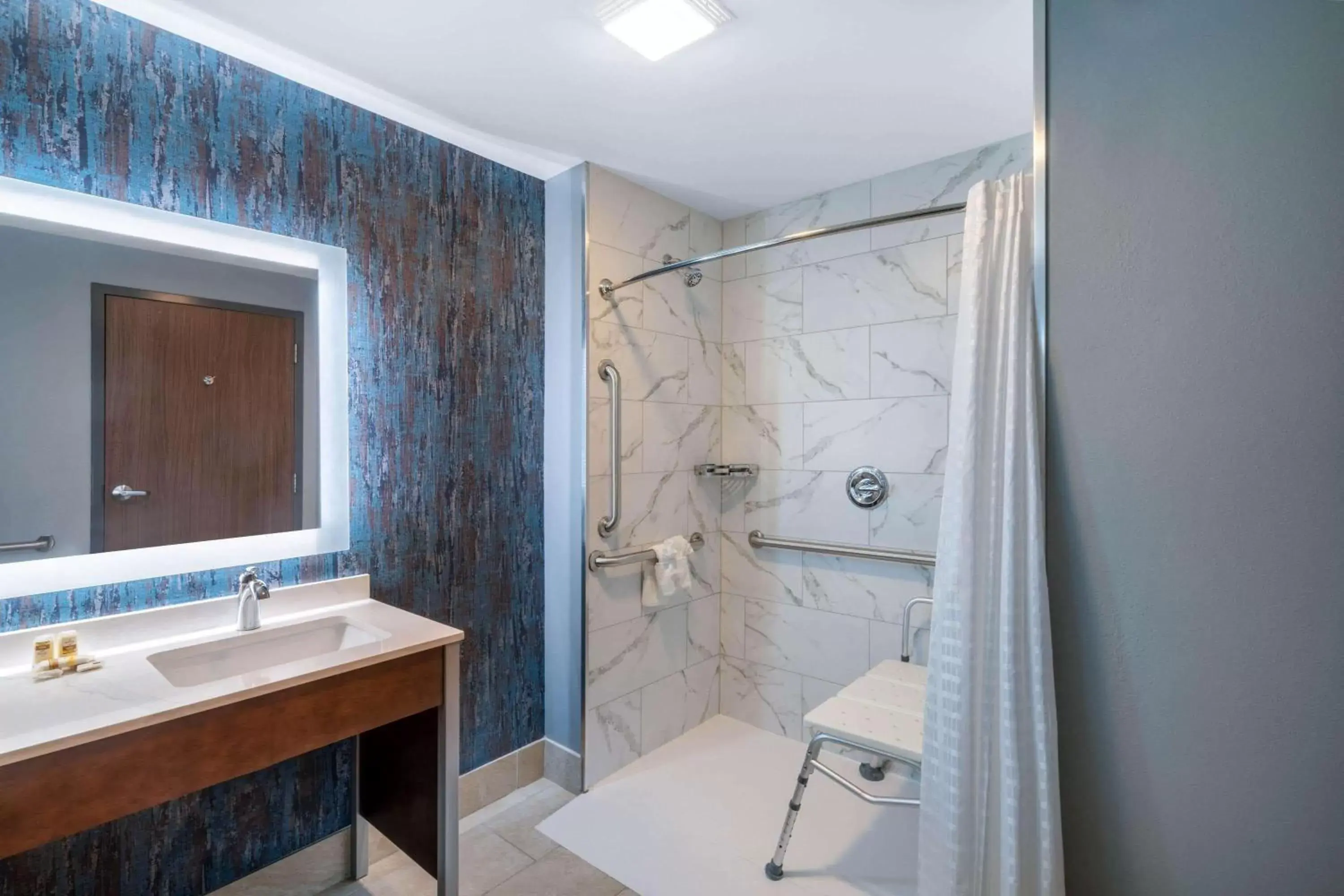 Shower, Bathroom in La Quinta Inn & Suites by Wyndham Louisville NE - Old Henry Rd