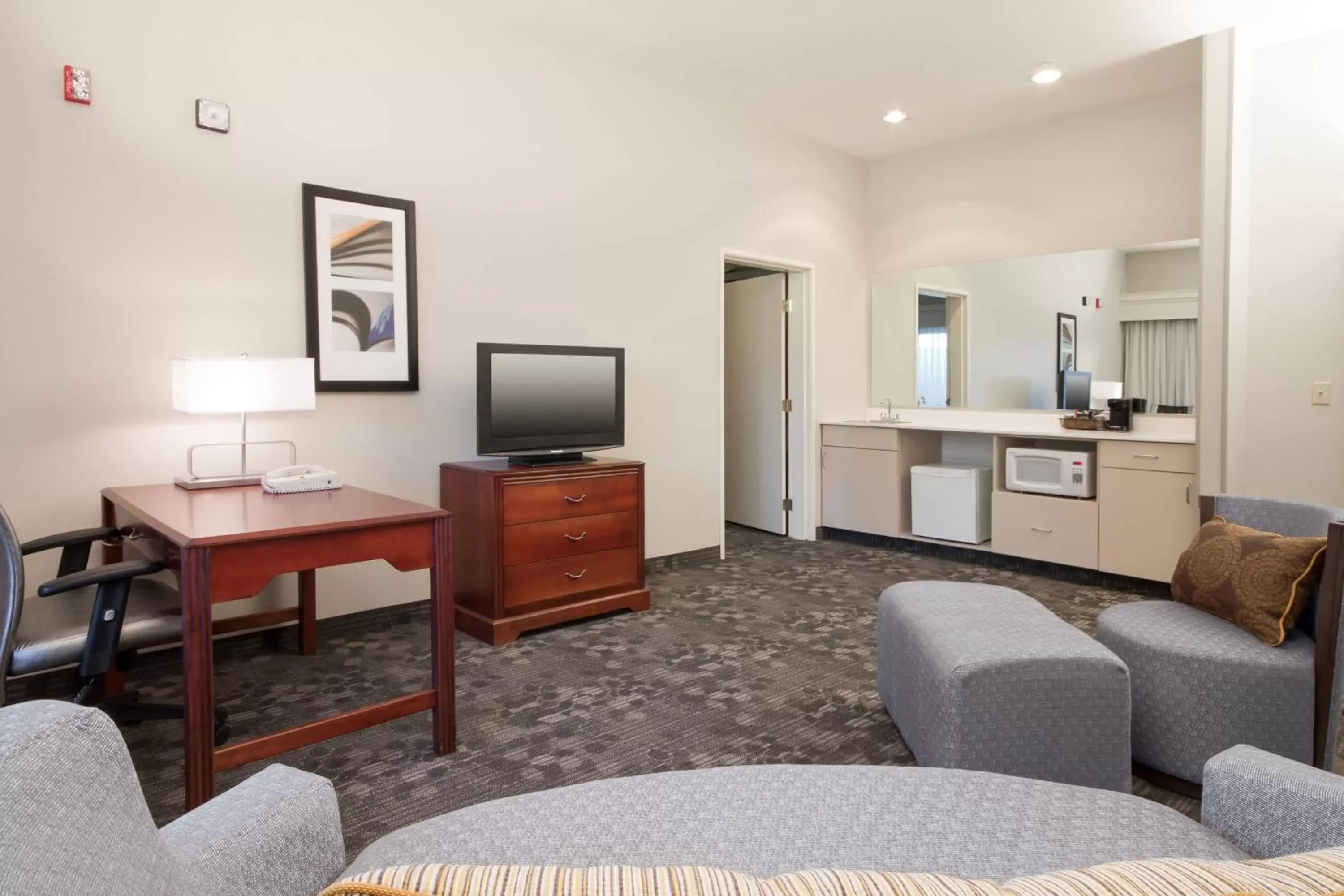 Living room, TV/Entertainment Center in Courtyard by Marriott Palmdale