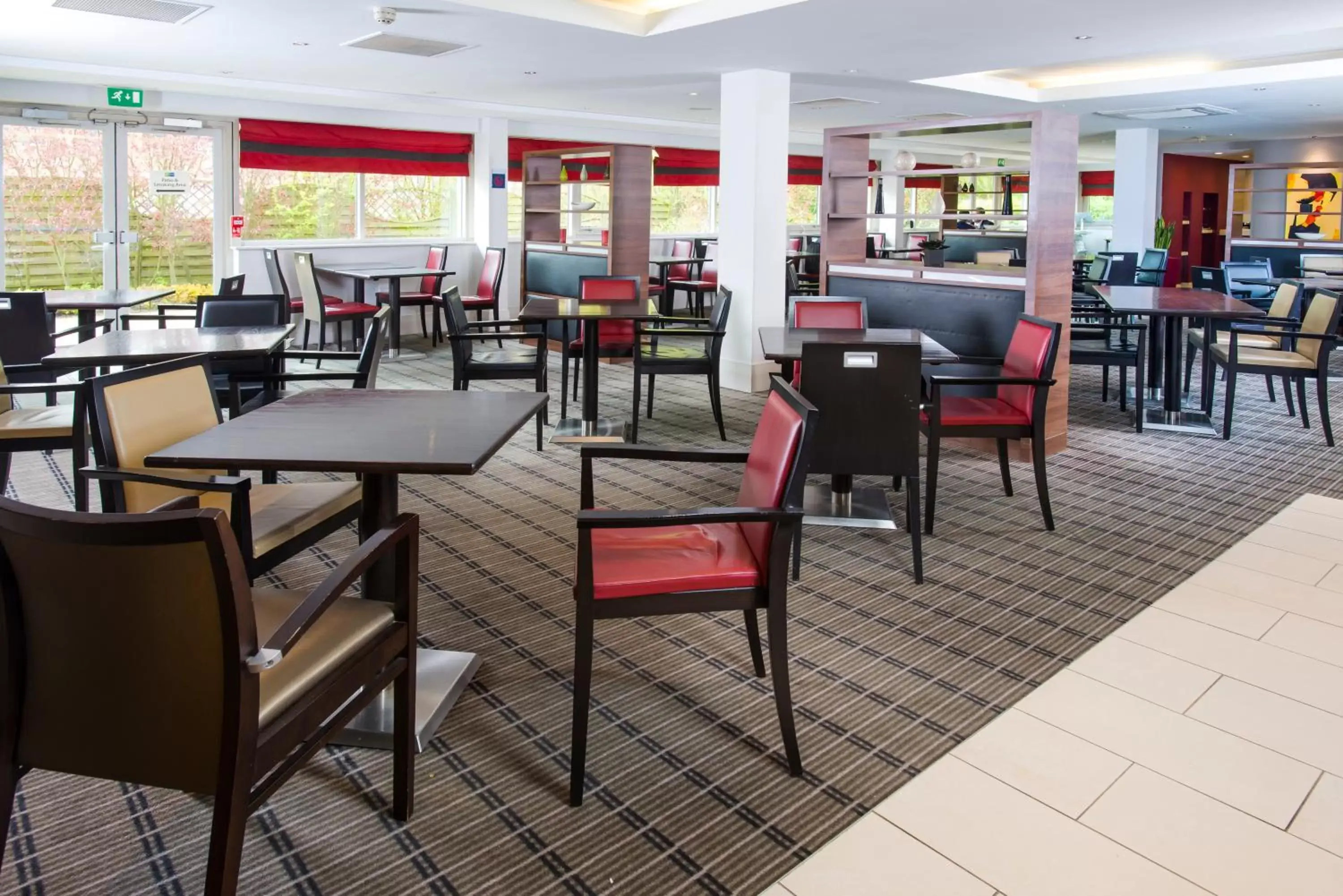 Lounge or bar, Restaurant/Places to Eat in Holiday Inn Express Northampton - South, an IHG Hotel