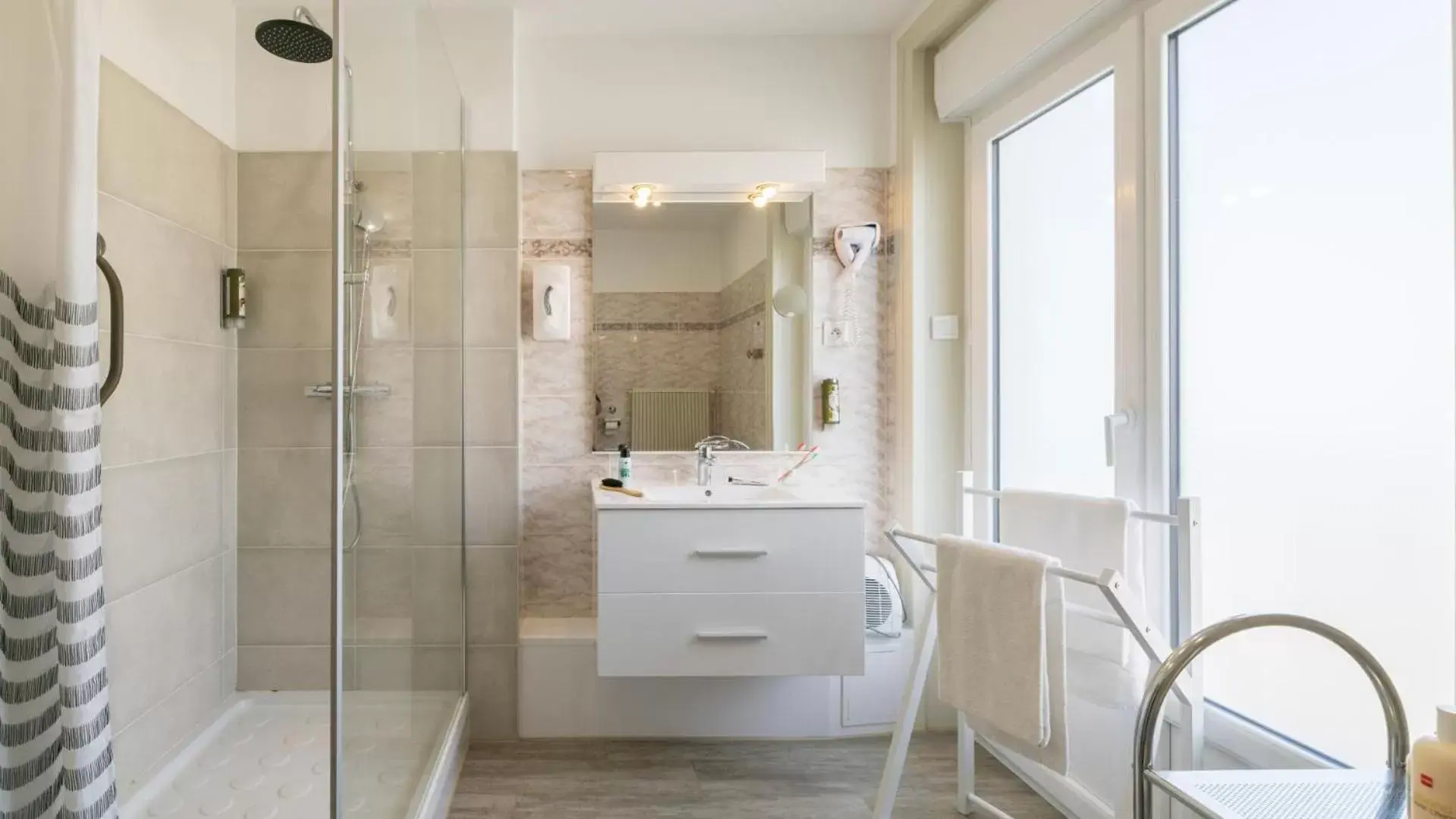 Bathroom in CERISE Royan - Le Grand Hôtel de la Plage
