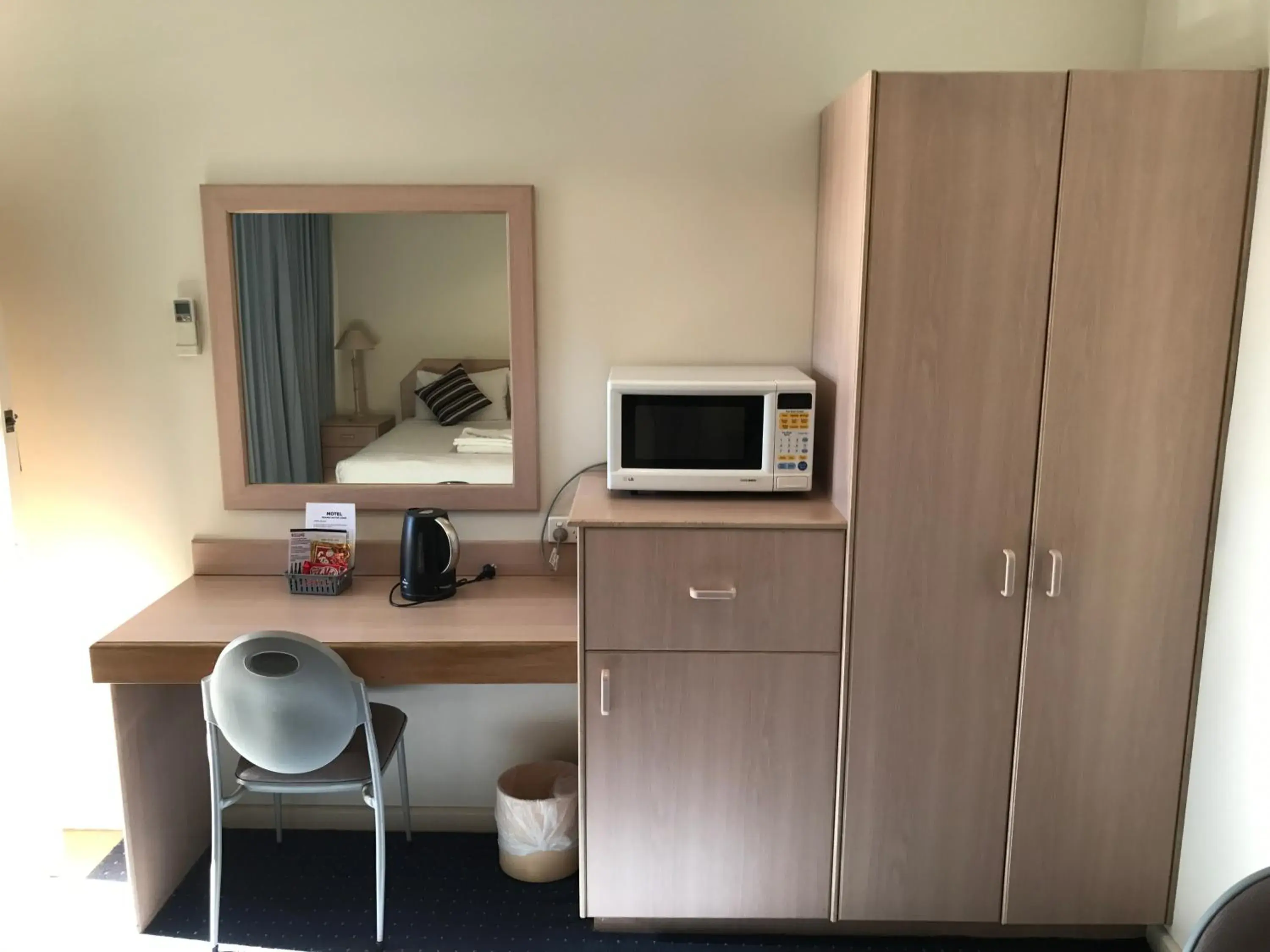 Kitchen or kitchenette, TV/Entertainment Center in Orange Motor Lodge