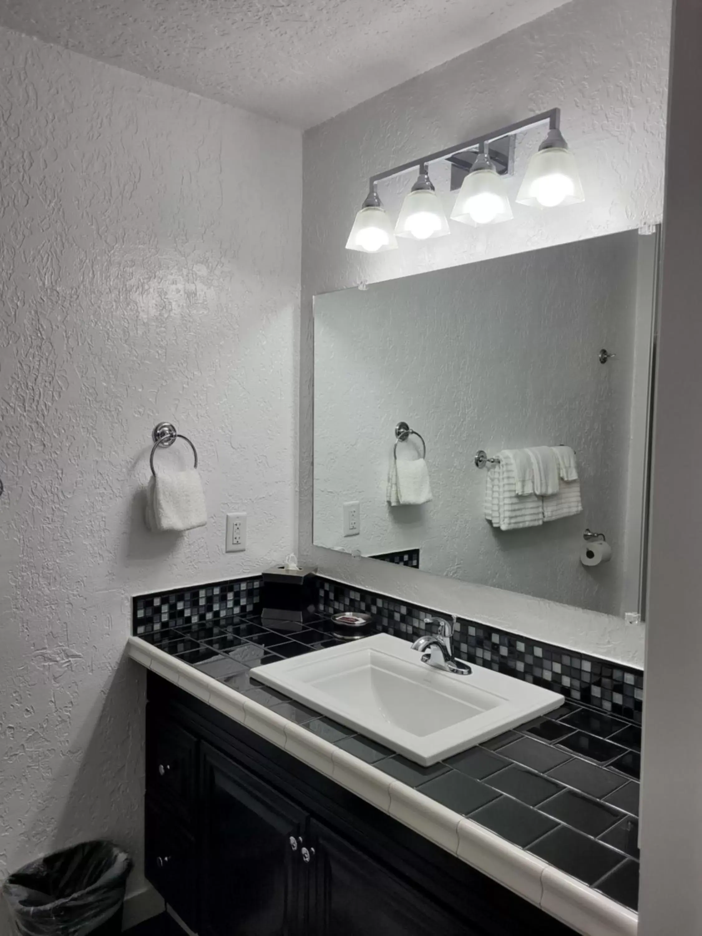 Bathroom, Kitchen/Kitchenette in Rocket Motel